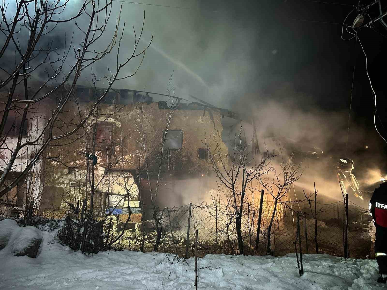 Uşak’ta iki katlı ev yangında küle döndü: Karı-koca dumandan etkilendi
