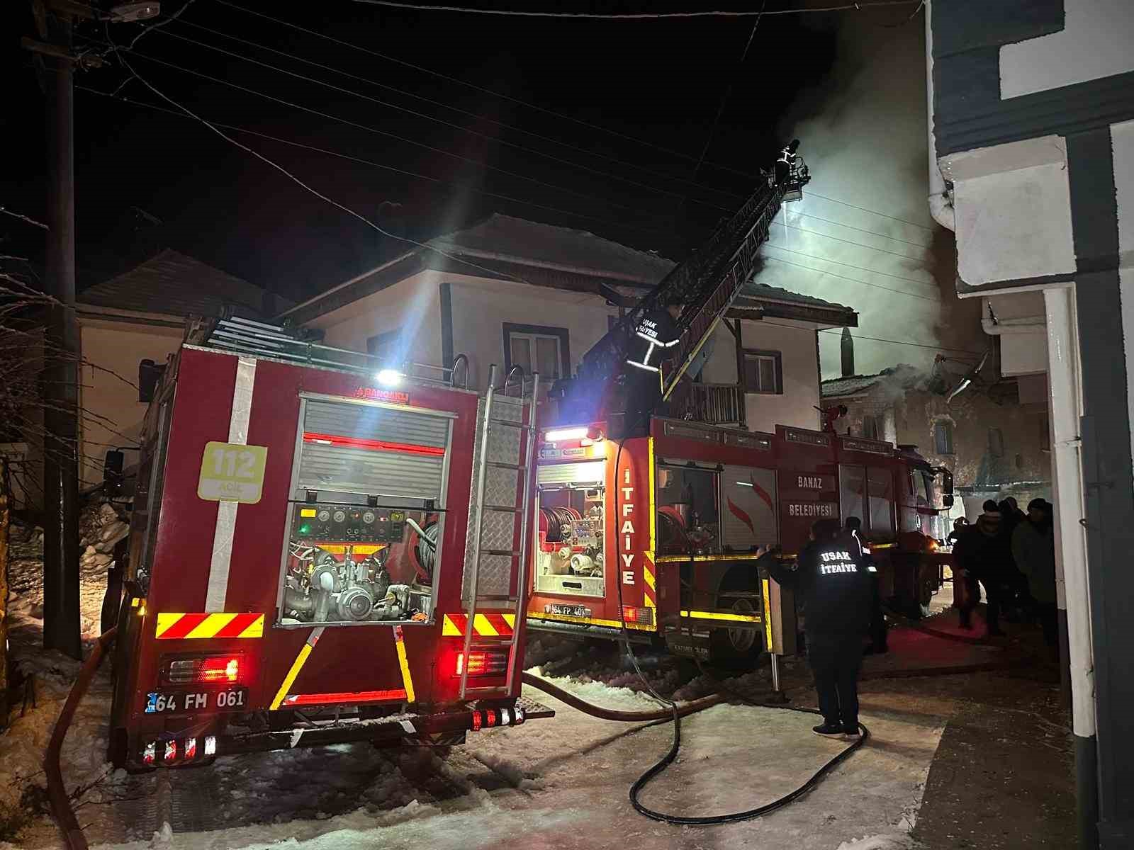 Uşak’ta iki katlı ev yangında küle döndü: Karı-koca dumandan etkilendi
