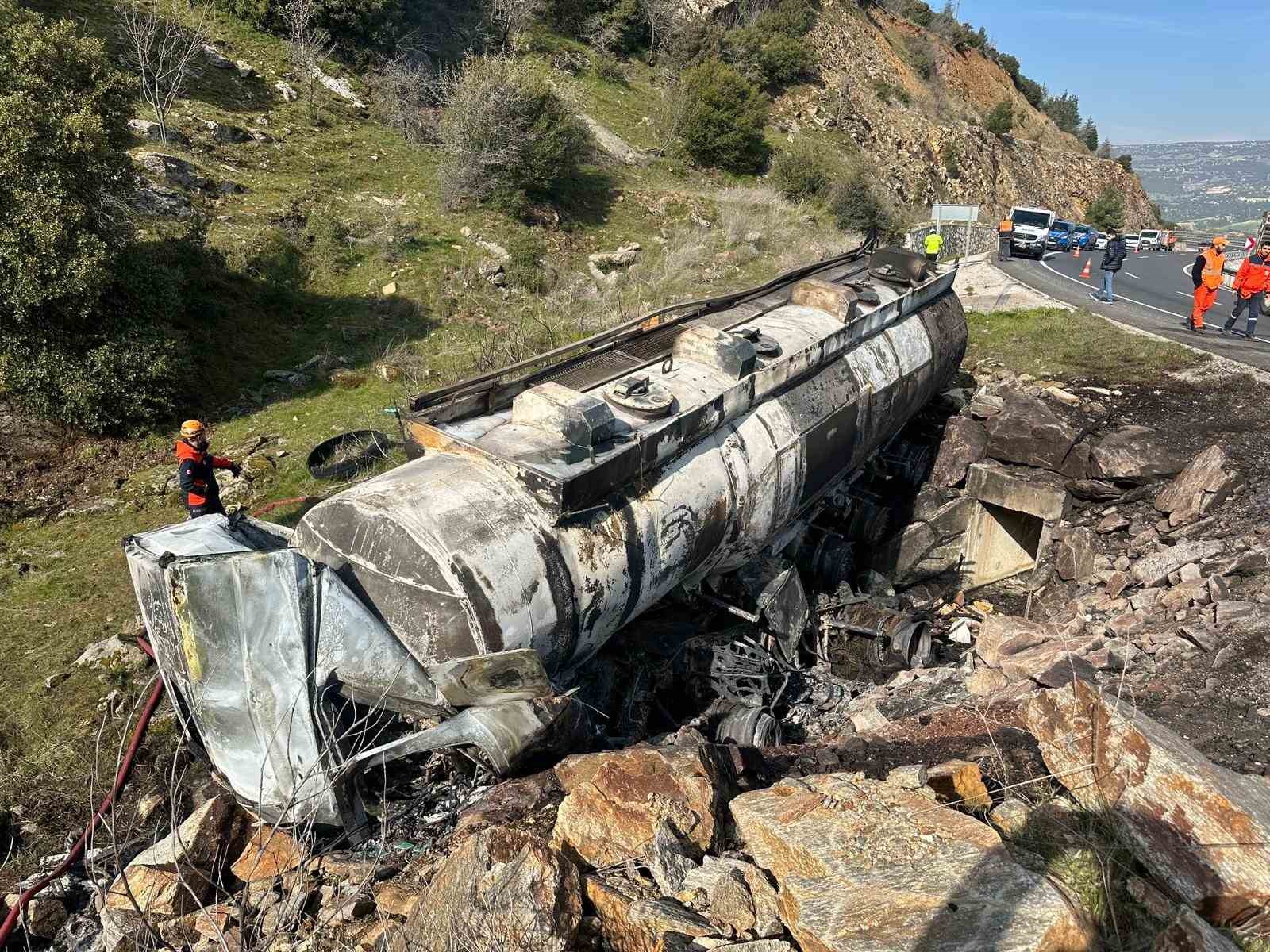 Uşak’ta mazot yüklü tanker alev alev yandı: 1 ölü
