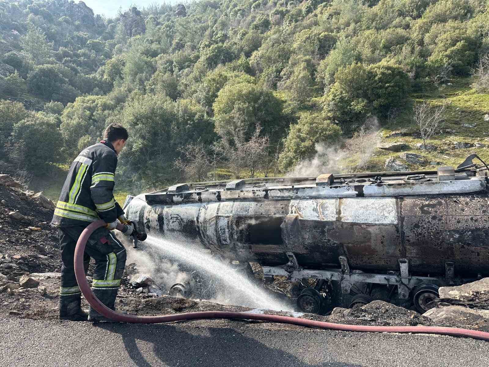 Uşak’ta mazot yüklü tanker alev alev yandı: 1 ölü
