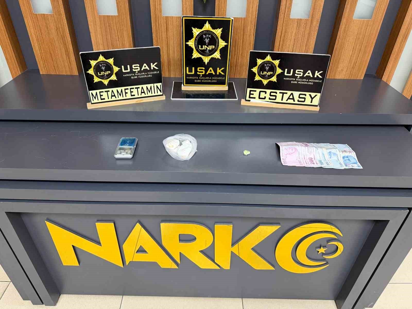 Uşak’ta narkotik ekiplerinden zehir tacirlerine darbe: 14 tutuklama
Uşak’ta narkotik ekiplerinden zehir tacirlerine darbe: 14 tutuklama