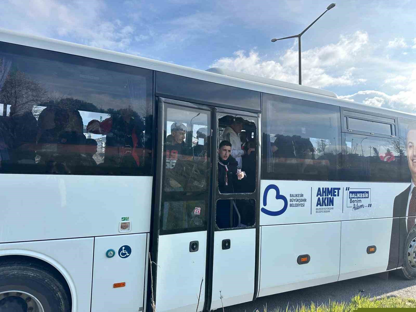 Uşak’ta  Nev Sağlık Grubu Balıkesirspor’un taraftar otobüsüne taşlı saldırı
