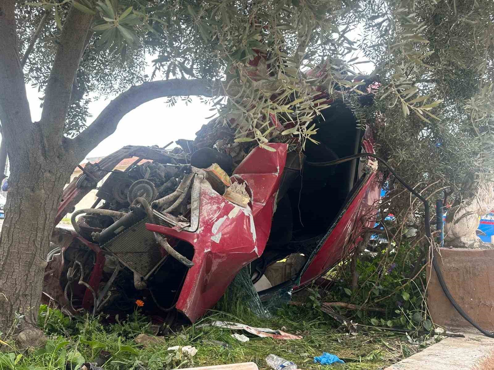 Uşak’ta otomobil evin bahçe duvarına çarptı: 1 ölü, 1 yaralı
