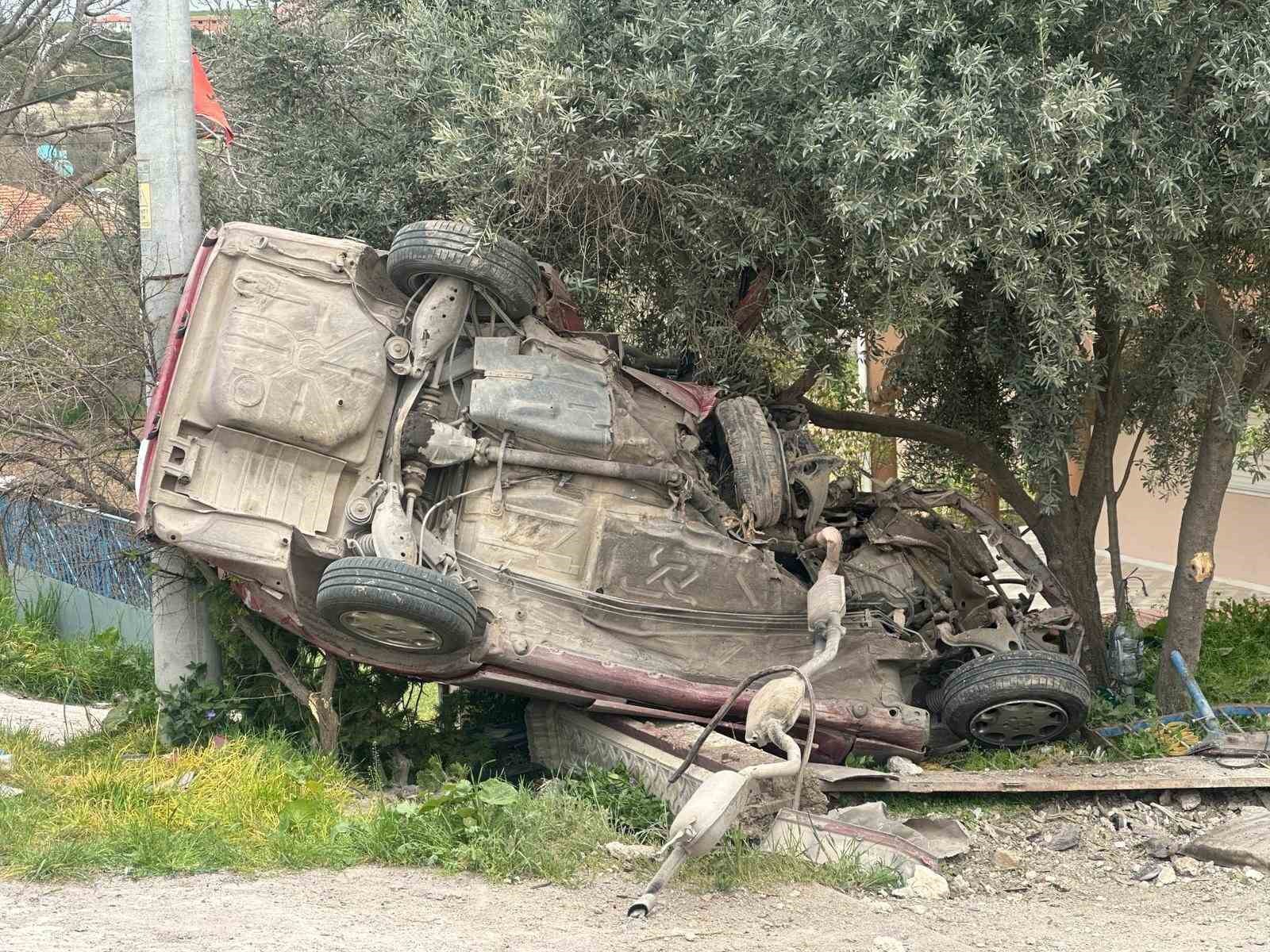 Uşak’ta otomobil evin bahçe duvarına çarptı: 1 ölü, 1 yaralı
