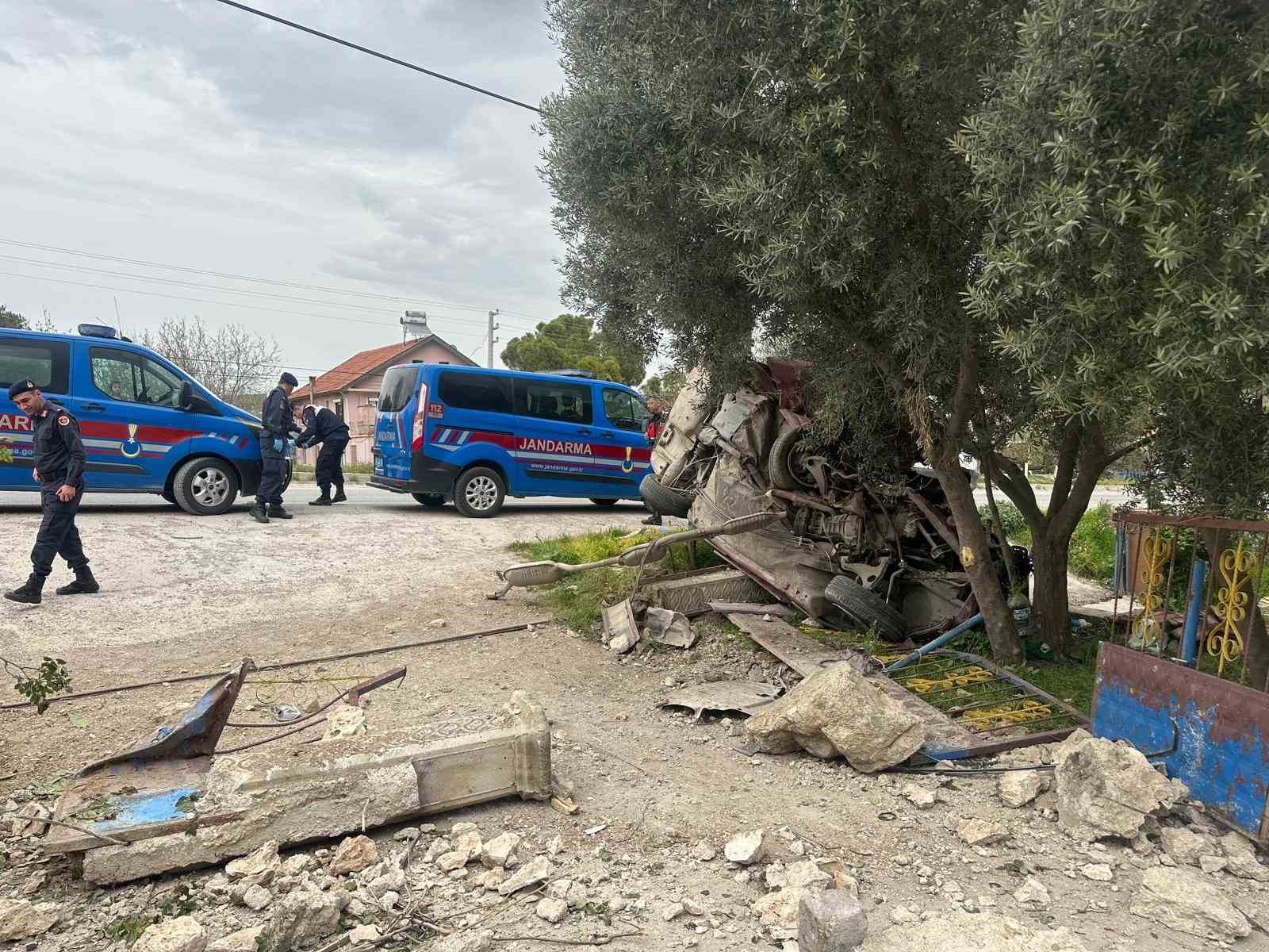 Uşak’ta otomobil evin bahçe duvarına çarptı: 1 ölü, 1 yaralı
