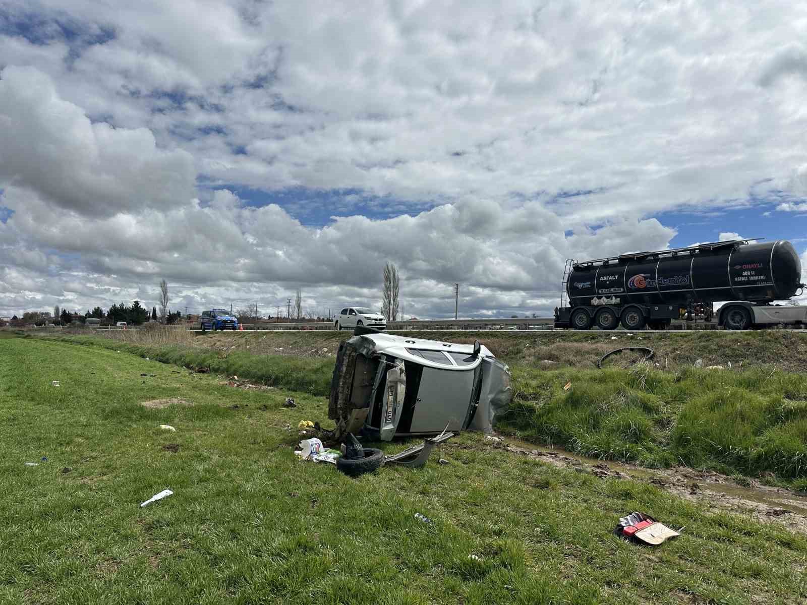 Uşak’ta otomobil tarlaya devrildi: 4 kişi yaralandı
