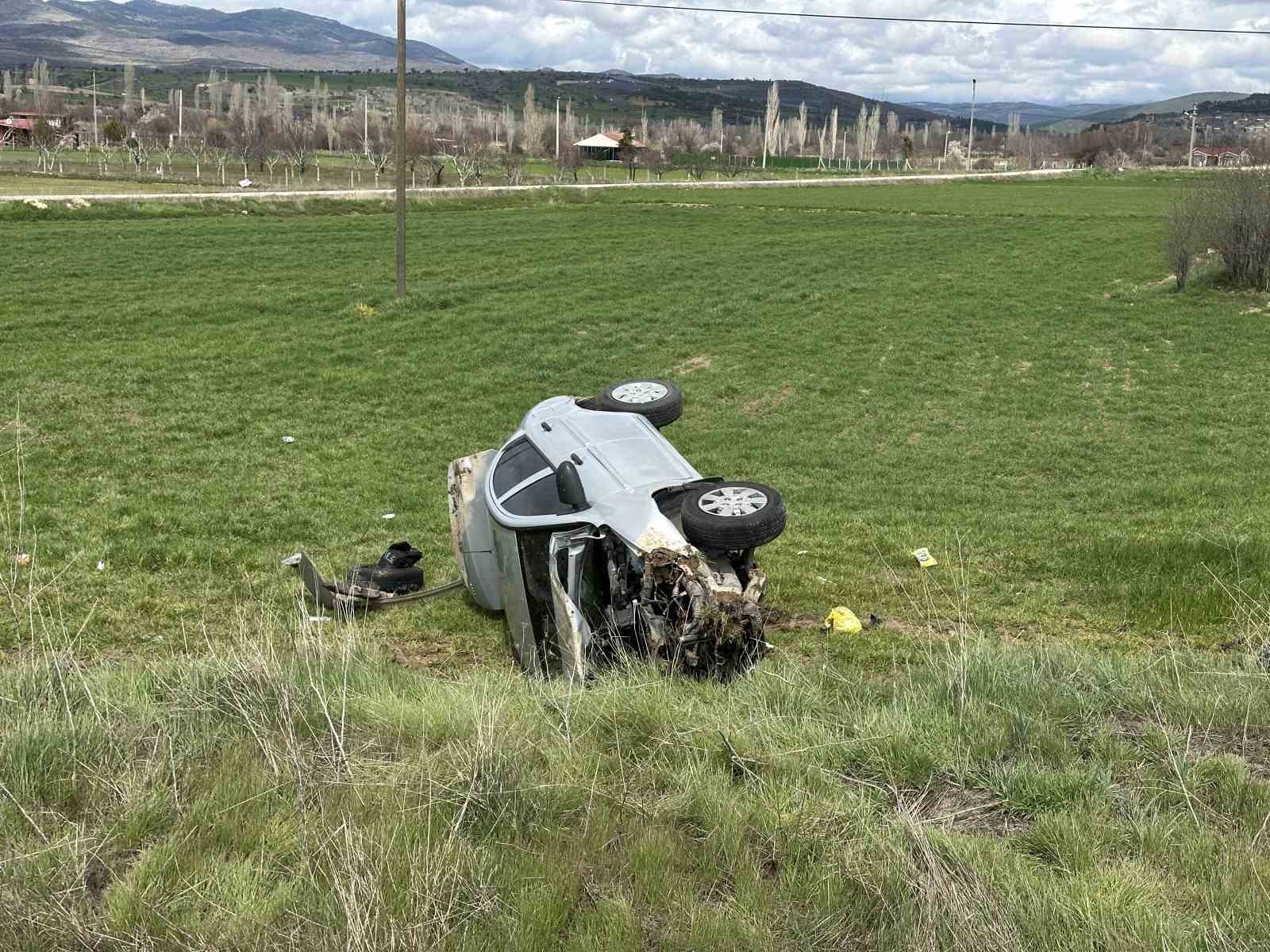 Uşak’ta otomobil tarlaya devrildi: 4 kişi yaralandı
