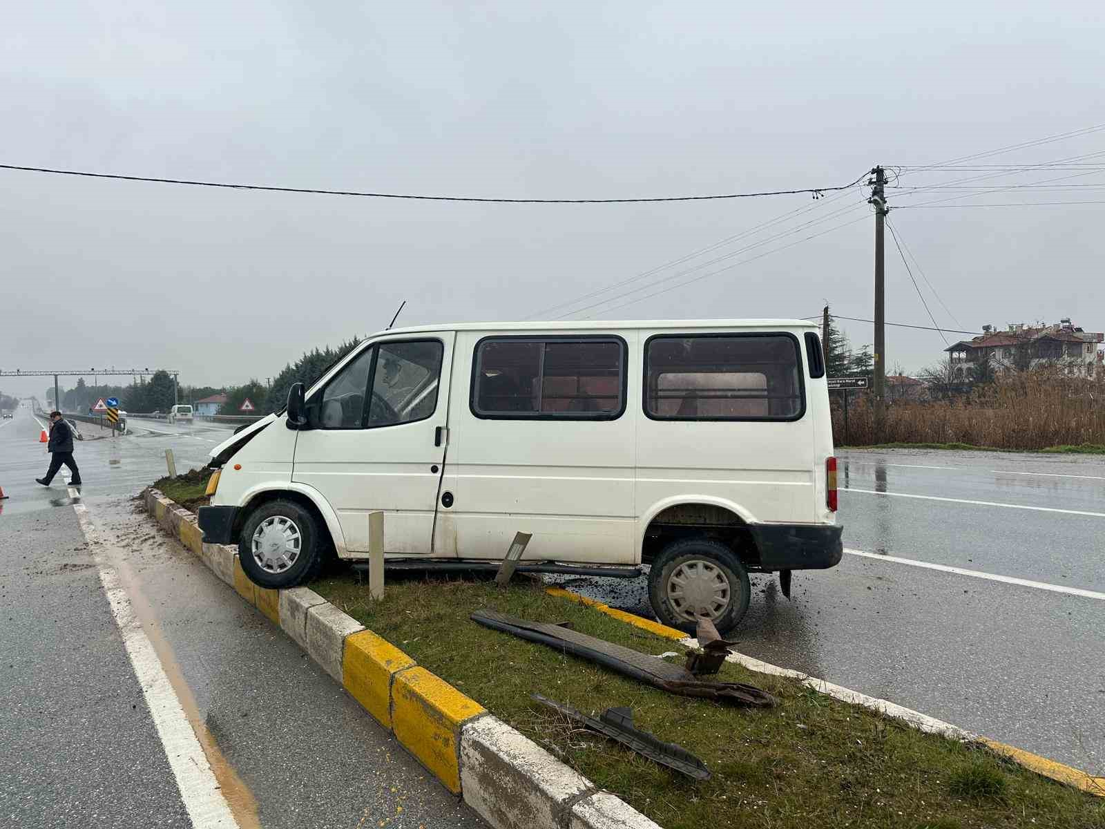 Uşak’ta panelvan aracın refüje çarpması sonucu 1 kişi yaralandı
