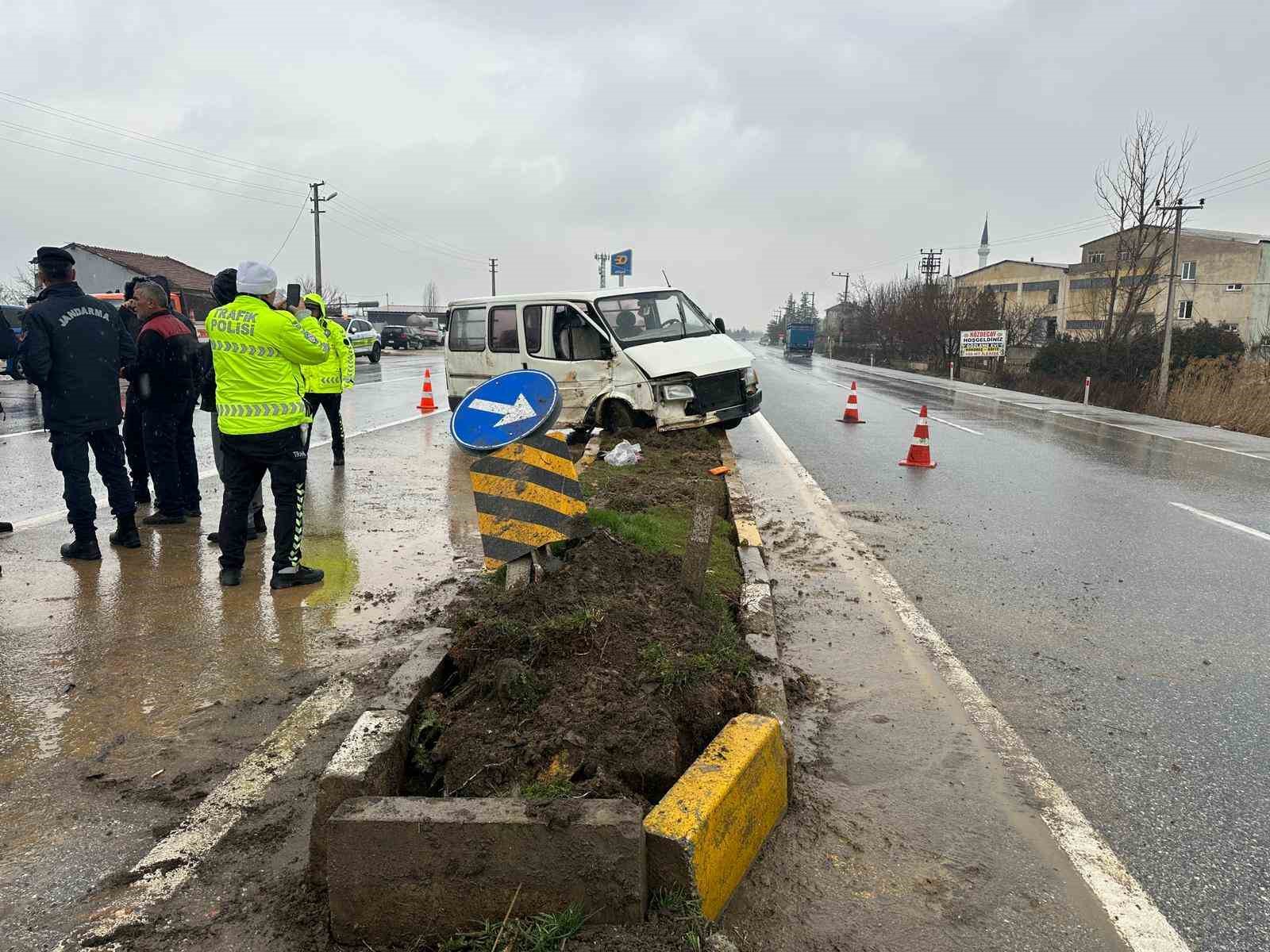 Uşak’ta panelvan aracın refüje çarpması sonucu 1 kişi yaralandı
