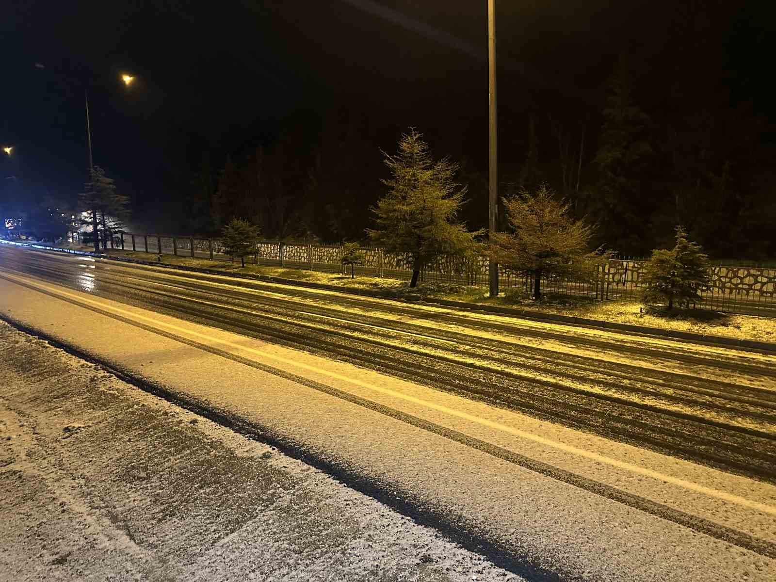 Uşak’ta sağanak yağış sonrası dolu etkili oldu
