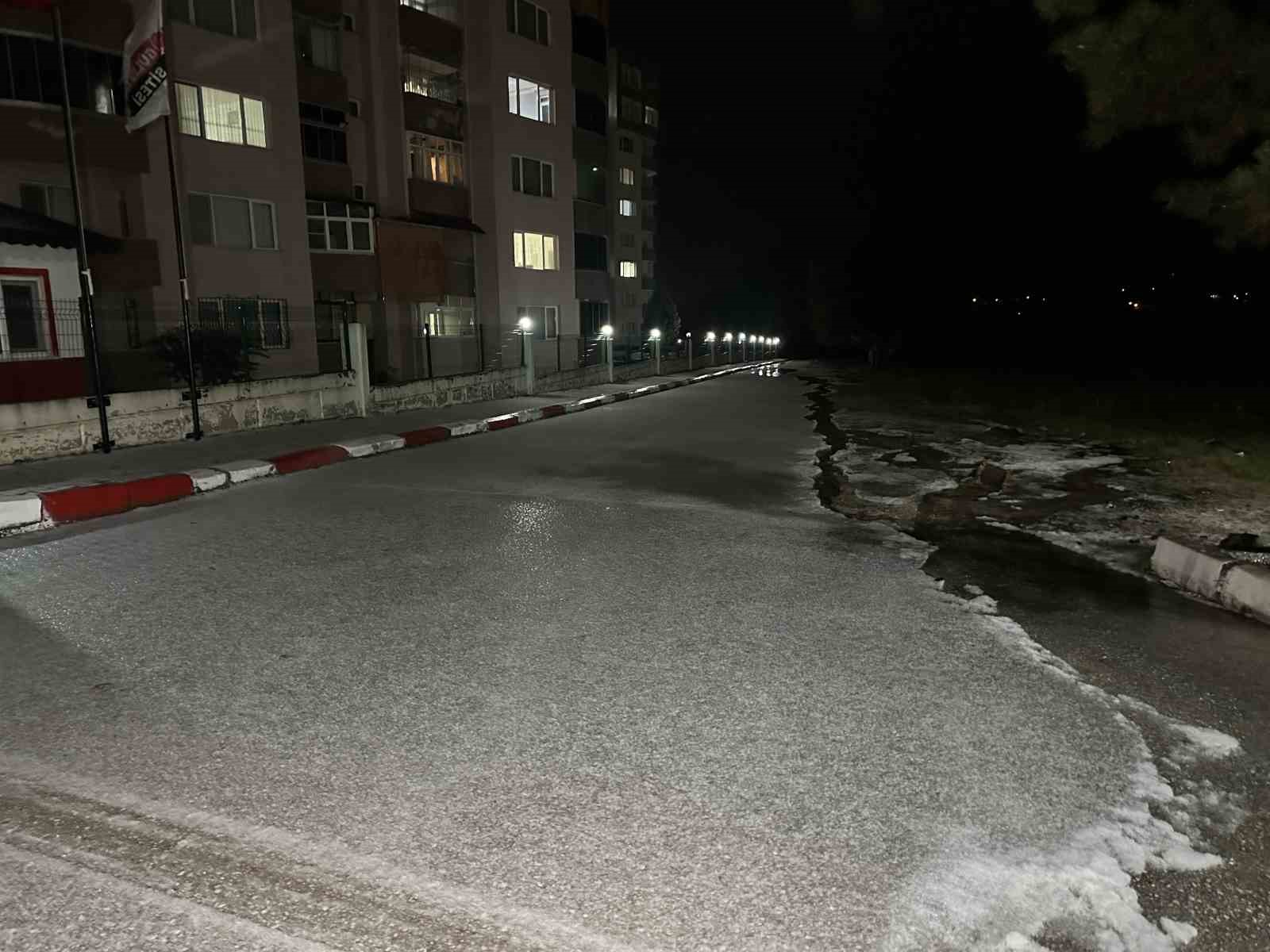 Uşak’ta sağanak yağış sonrası dolu etkili oldu
