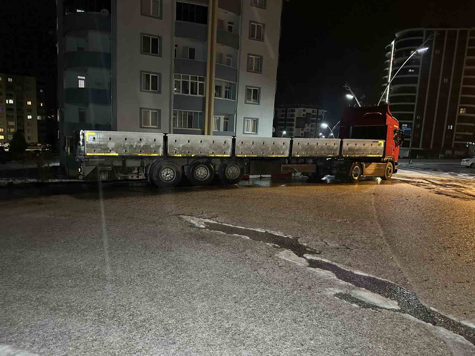 Uşak’ta sağanak yağış sonrası dolu etkili oldu
