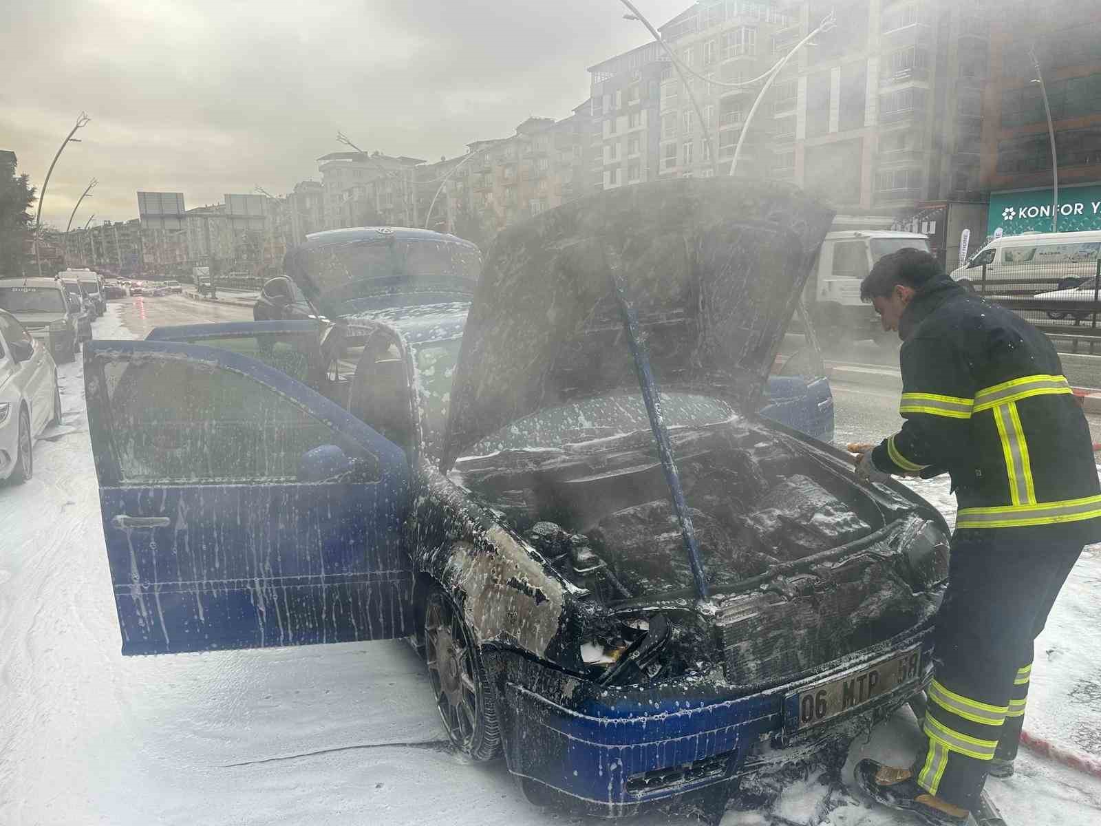 Uşak’ta seyir halindeki otomobil alev aldı
