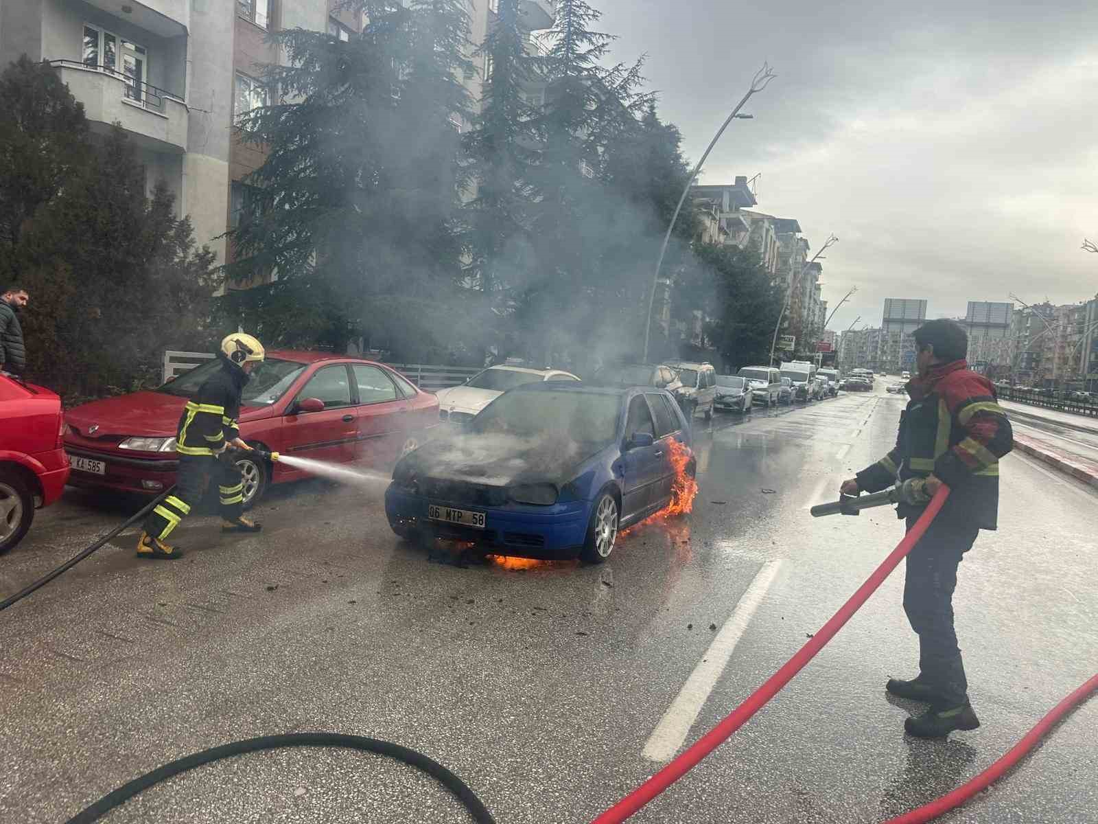 Uşak’ta seyir halindeki otomobil alev aldı
