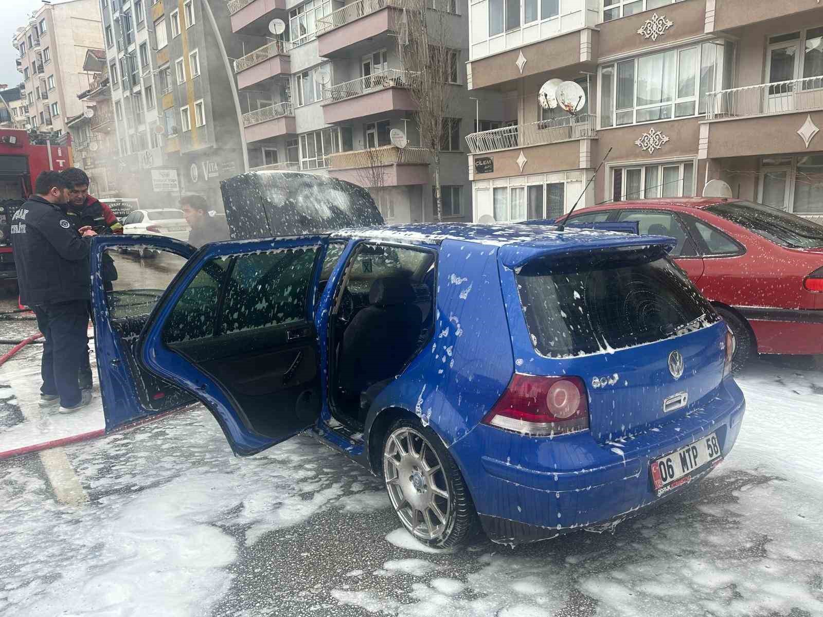 Uşak’ta seyir halindeki otomobil alev aldı
