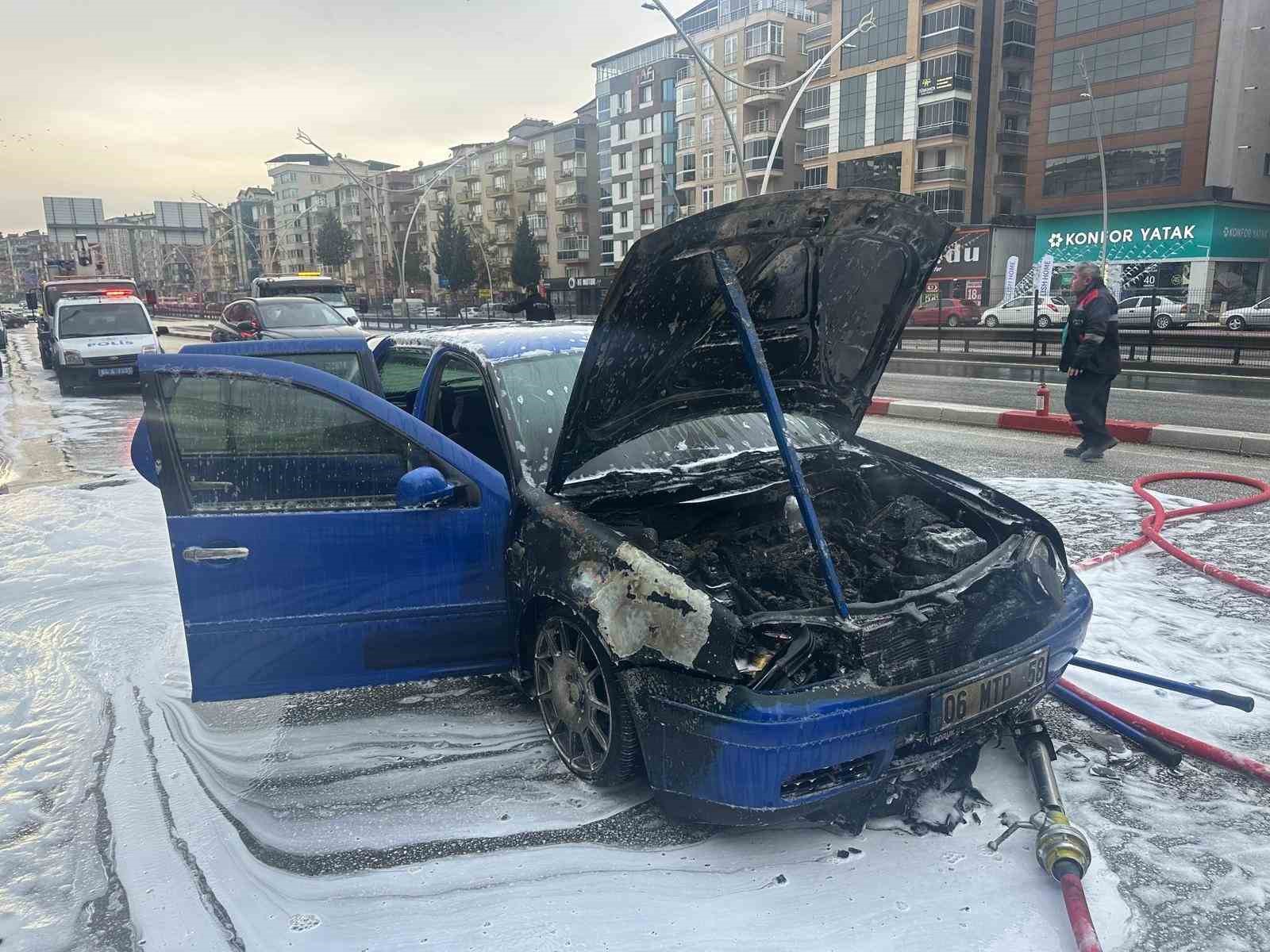 Uşak’ta seyir halindeki otomobil alev aldı
