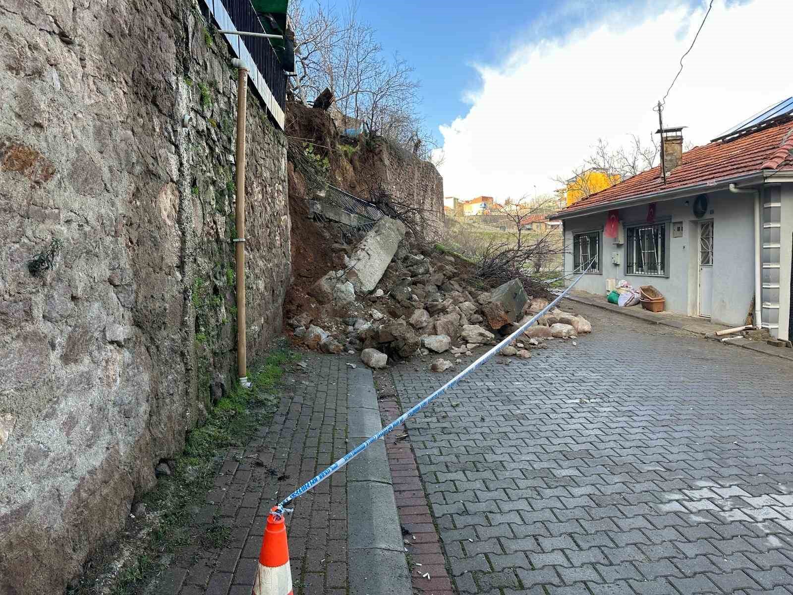 Uşak’ta yağış sonrası istinat duvarı çöktü, toprak kayması yaşandı: 3 ev tahliye edildi
