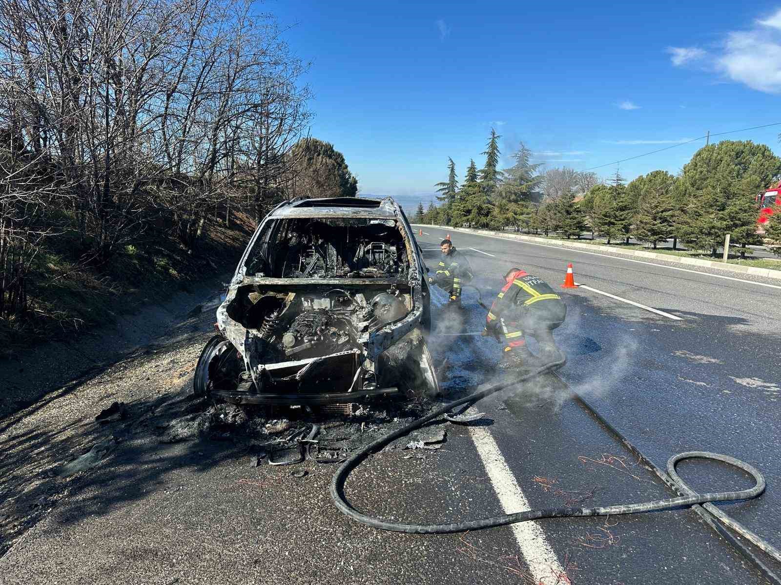 Uşak’ta yangın çıkan cip küle döndü
