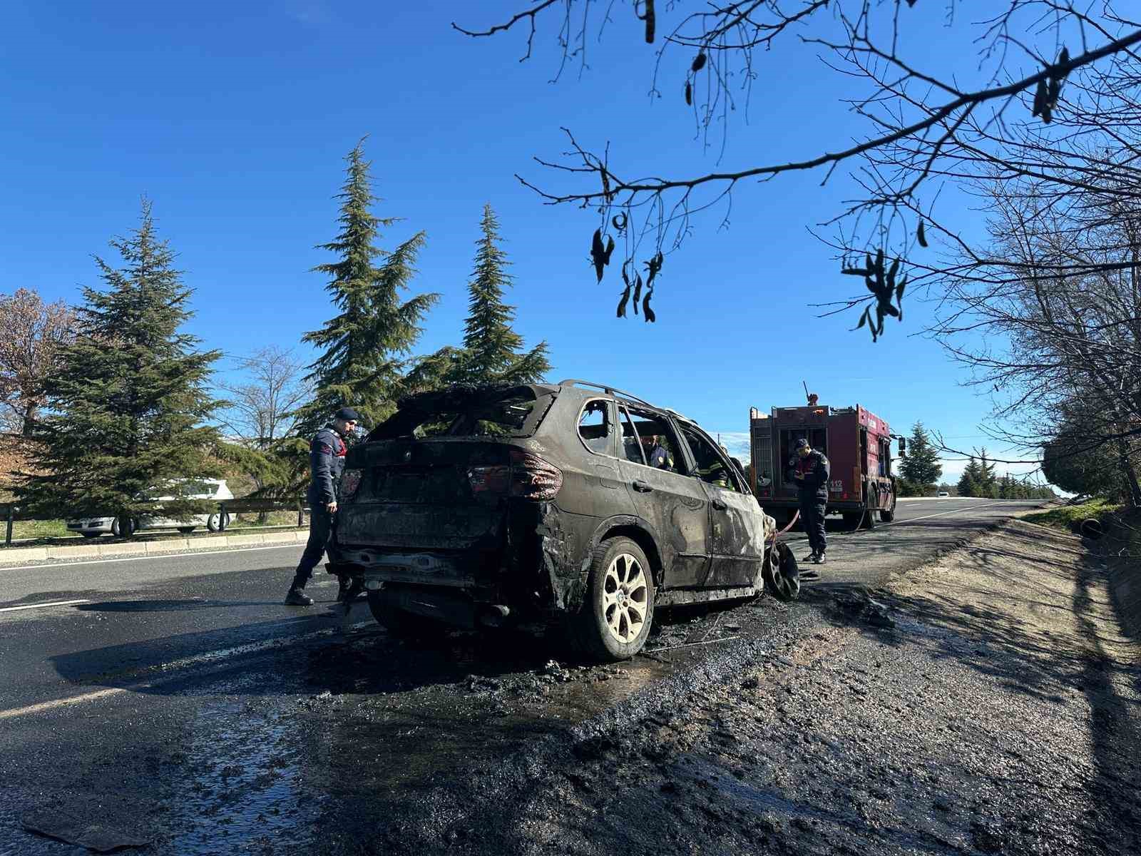 Uşak’ta yangın çıkan cip küle döndü
