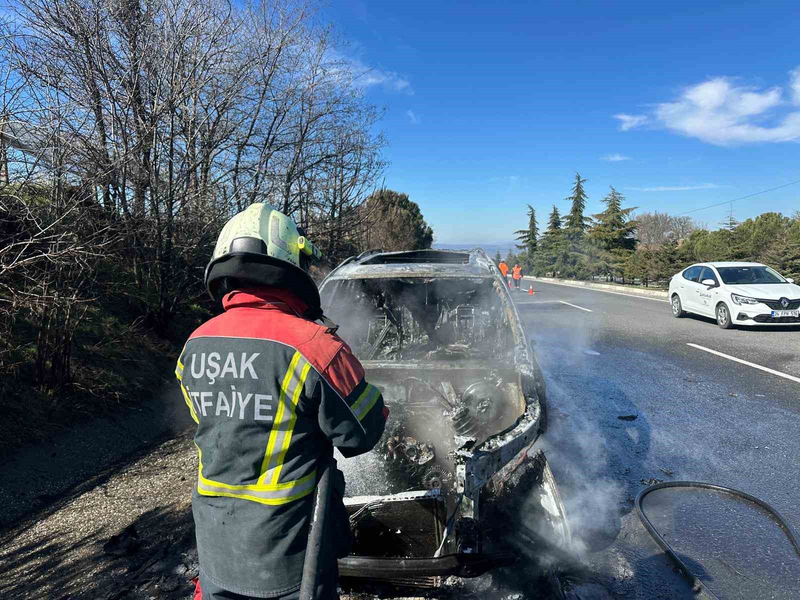 Uşak’ta yangın çıkan cip küle döndü

