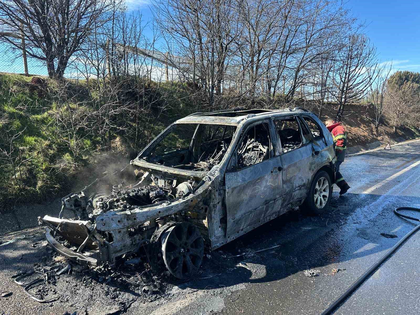 Uşak’ta yangın çıkan cip küle döndü
