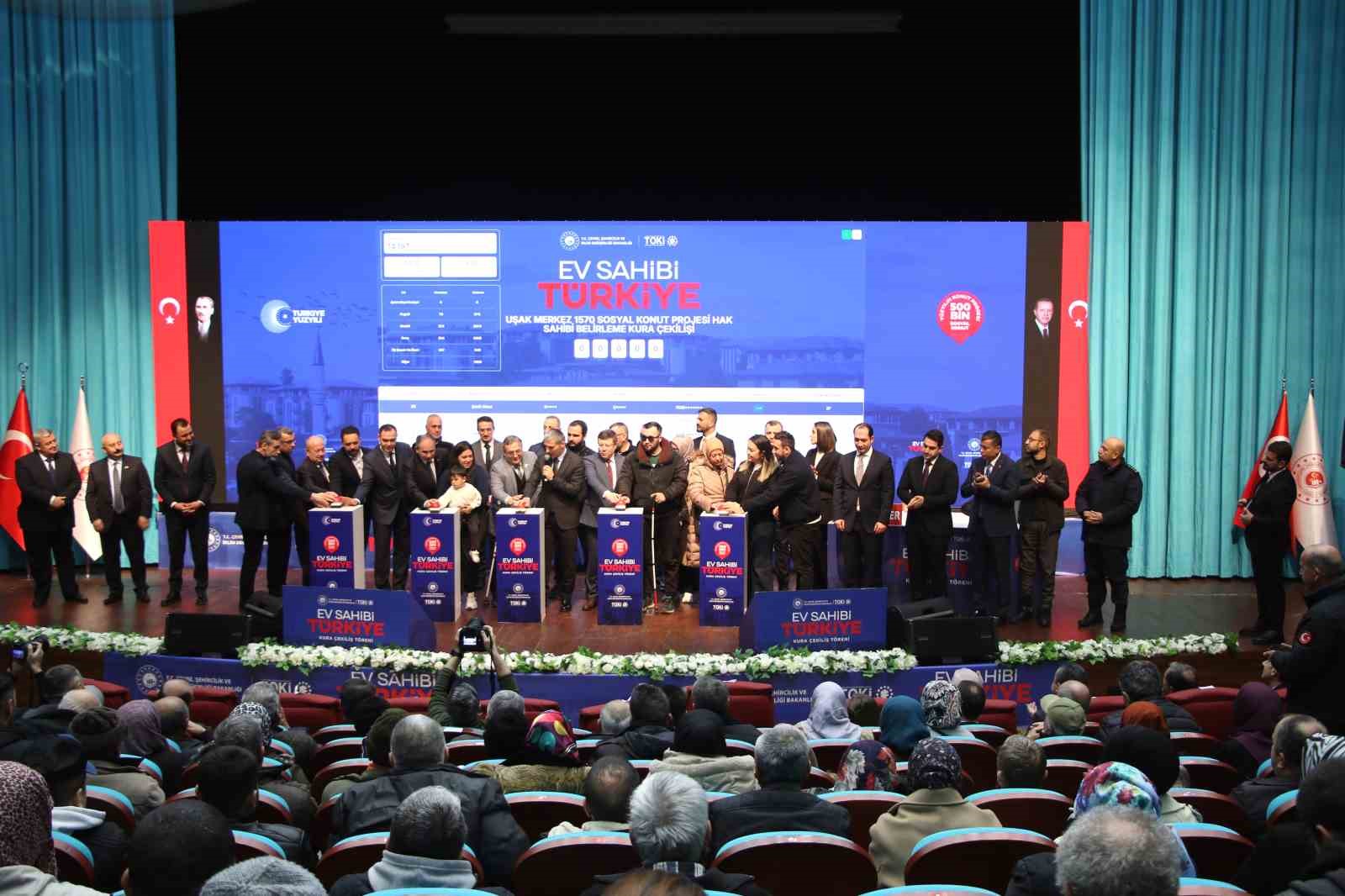 Uşak’ta ’Yüzyılın Konut Projesi’nin kuraları çekildi
