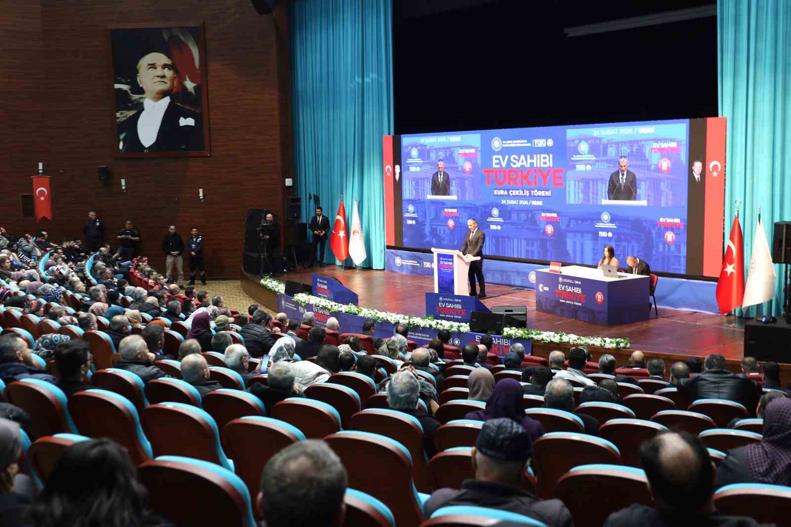 Uşak’ta ’Yüzyılın Konut Projesi’nin kuraları çekildi
