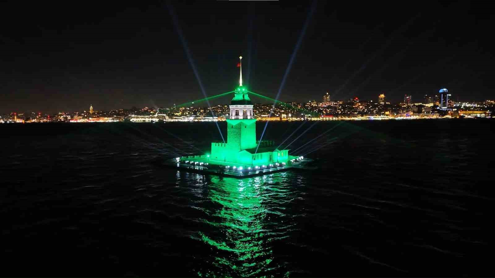 Üsküdar Kız Kulesi’nde yılbaşına özel ışık şovu mest etti
