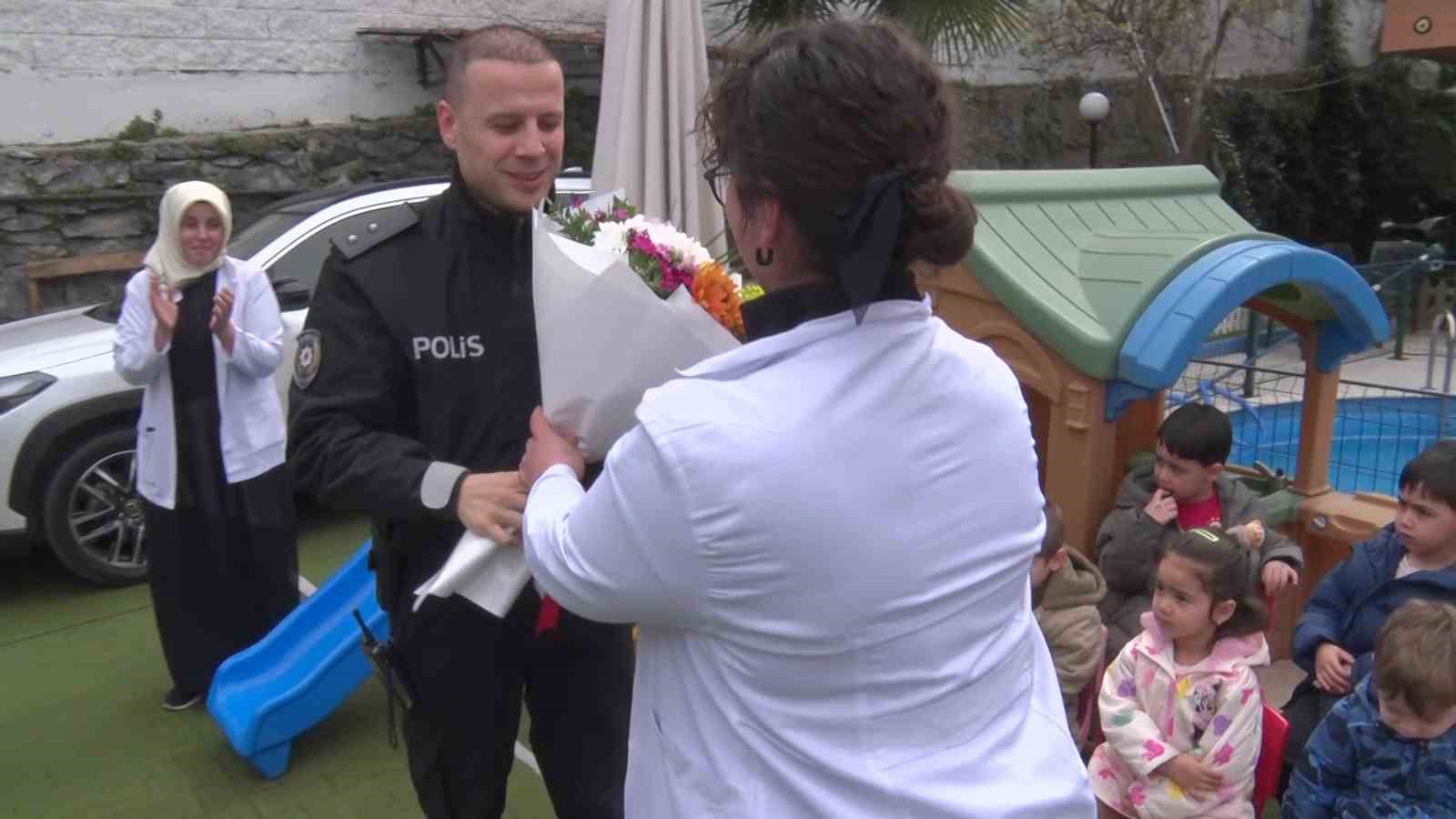 Üsküdar’da anaokulu öğrencilerinden polislere "Okulu bastılar" ihbarlı sürpriz kutlama
