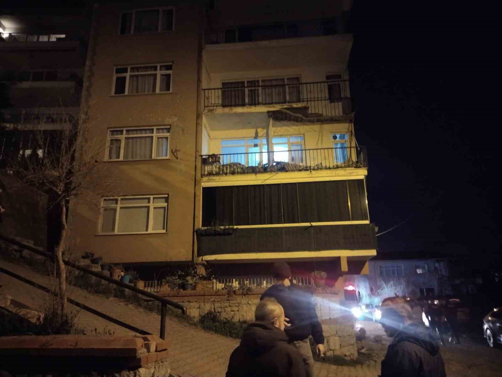 Üsküdar’da binanın balkonunda kısmi çökme meydana geldi
