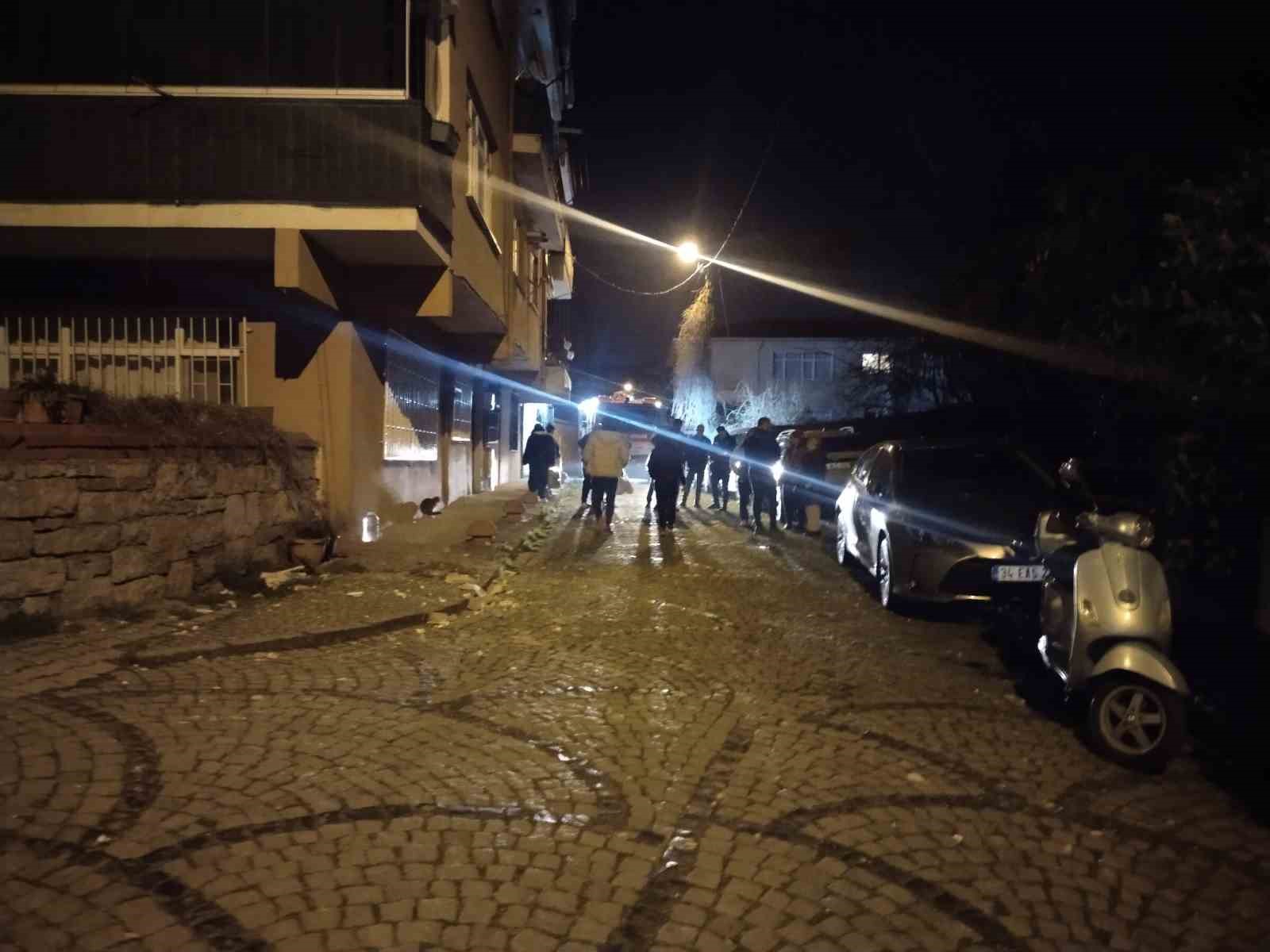 Üsküdar’da binanın balkonunda kısmi çökme meydana geldi
