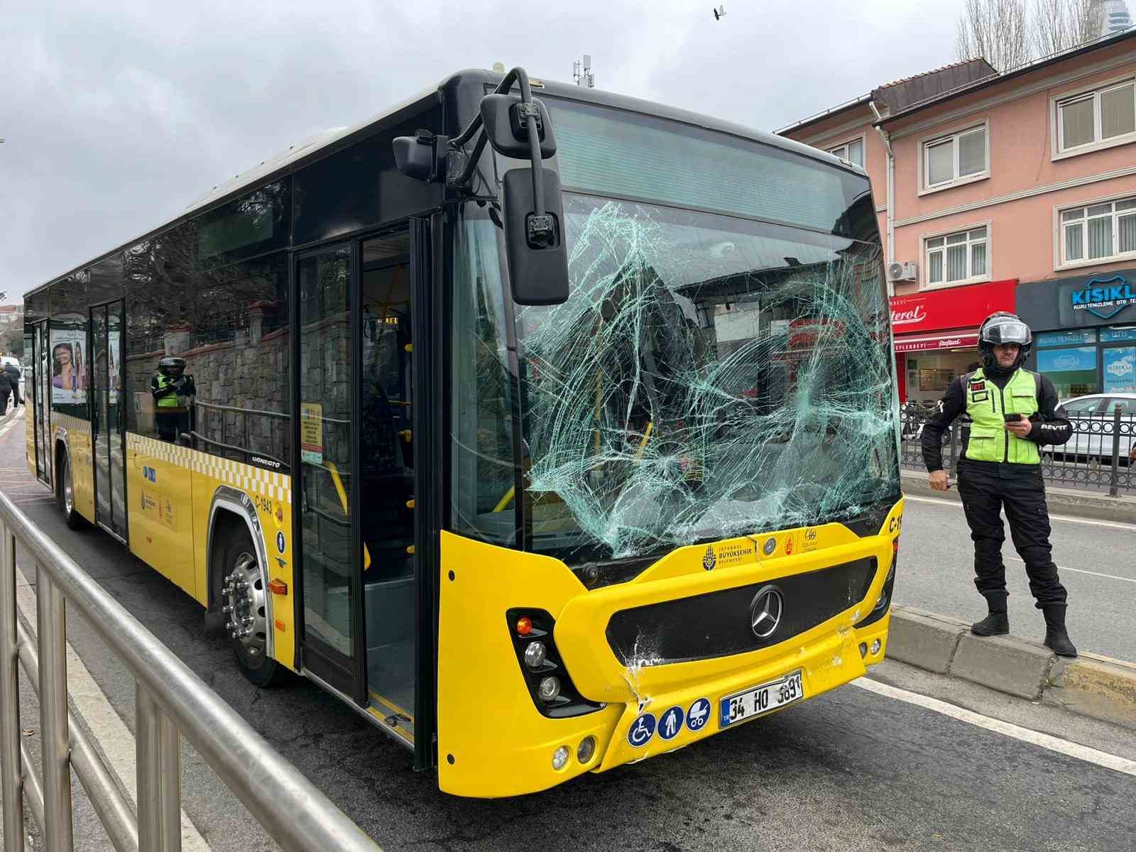 Üsküdar’da iki İETT otobüsü çarpıştı

