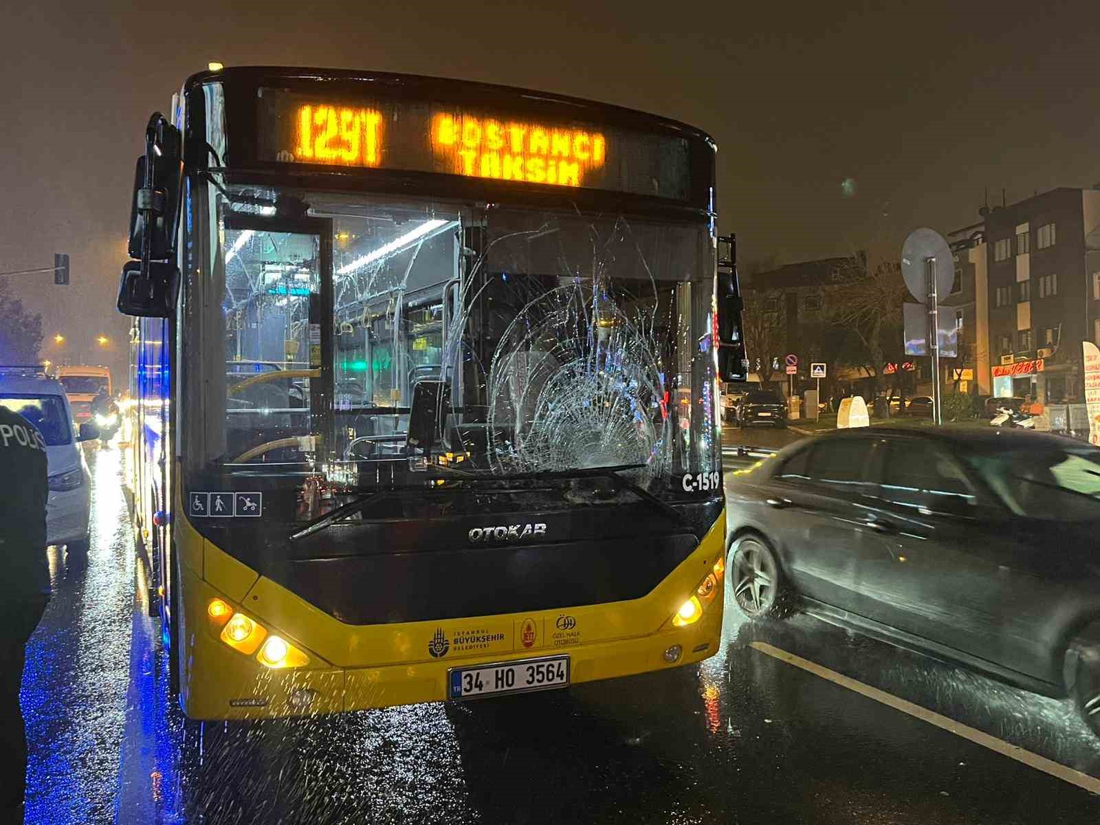 Üsküdar’da kırmızı ışıkta geçen yayaya İETT otobüsü çarptı
