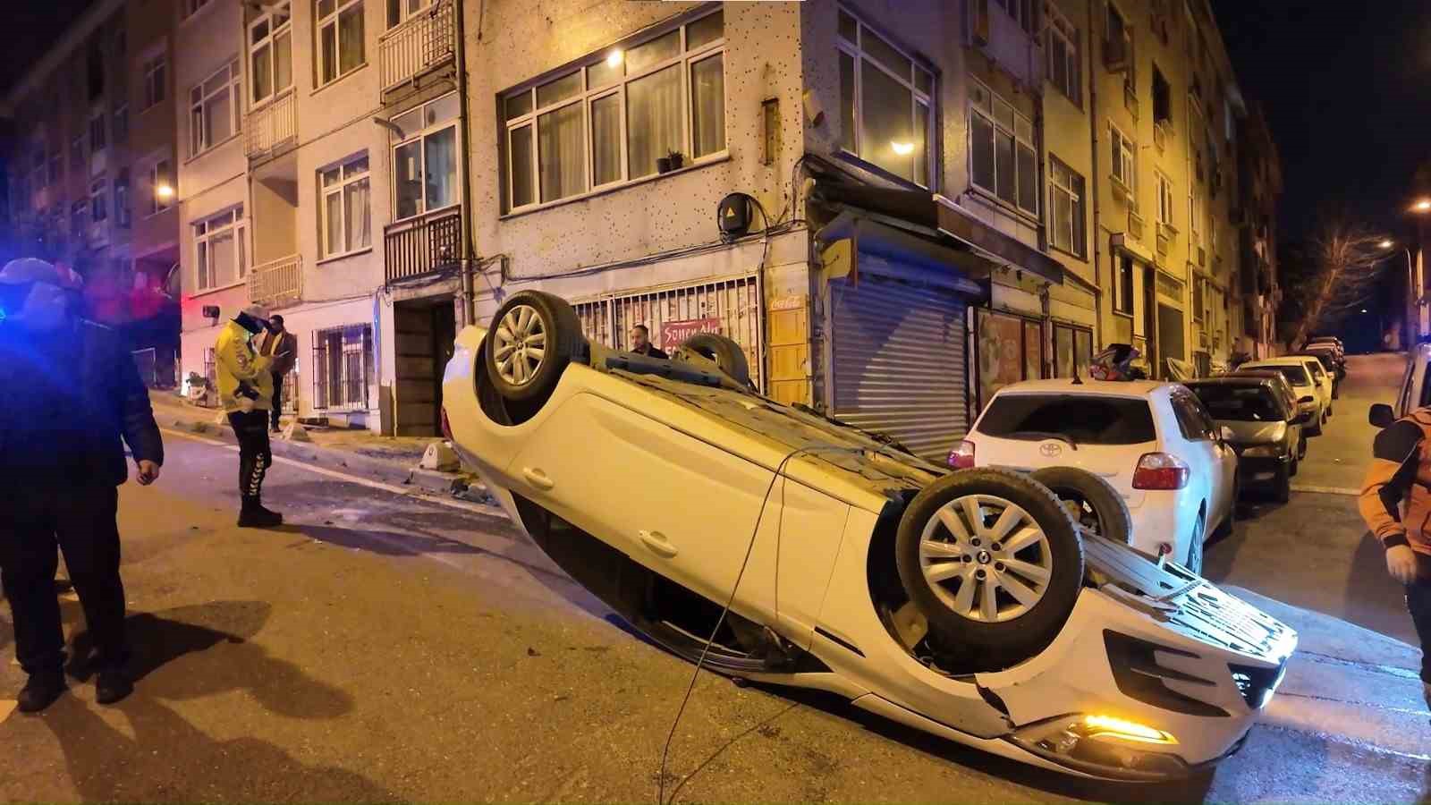 Üsküdar’da kontrolden çıkan otomobil iki araca çarparak takla attı
