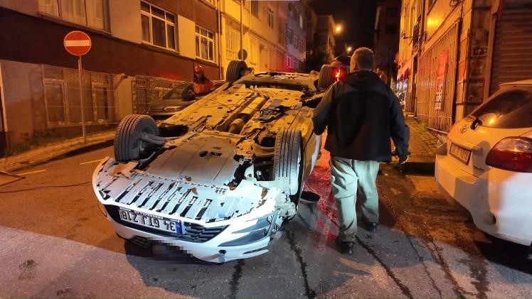 Üsküdar’da kontrolden çıkan otomobil iki araca çarparak takla attı
