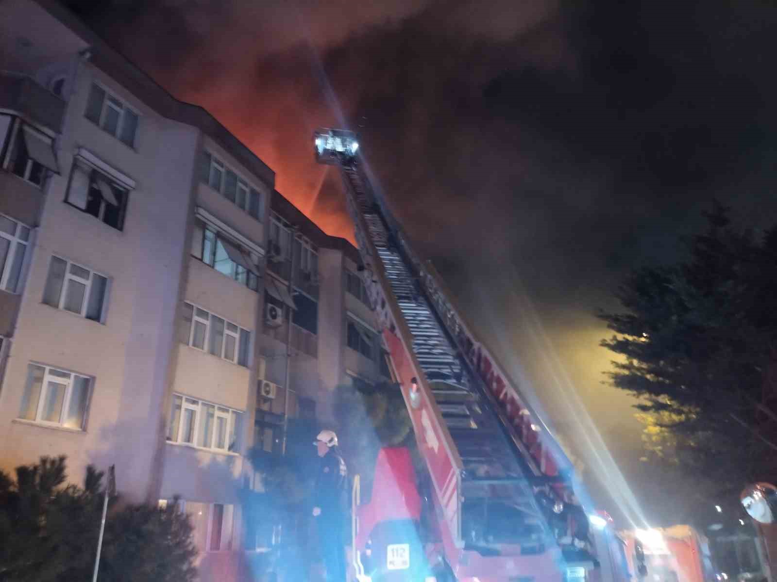 Üsküdar’da site içindeki binanın çatısında yangın paniği
