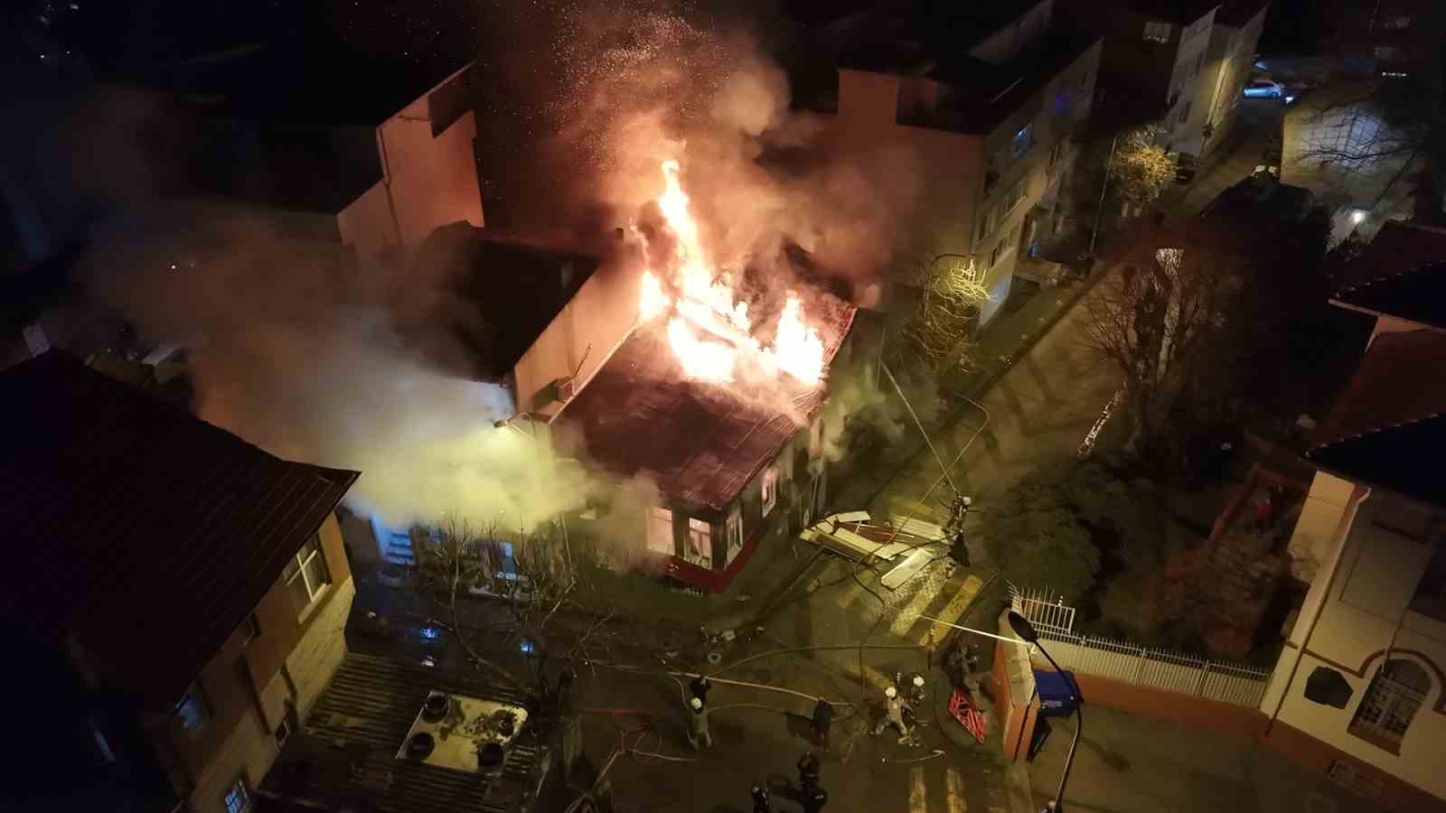 Üsküdar’da tarihi metruk binalarda yangın
