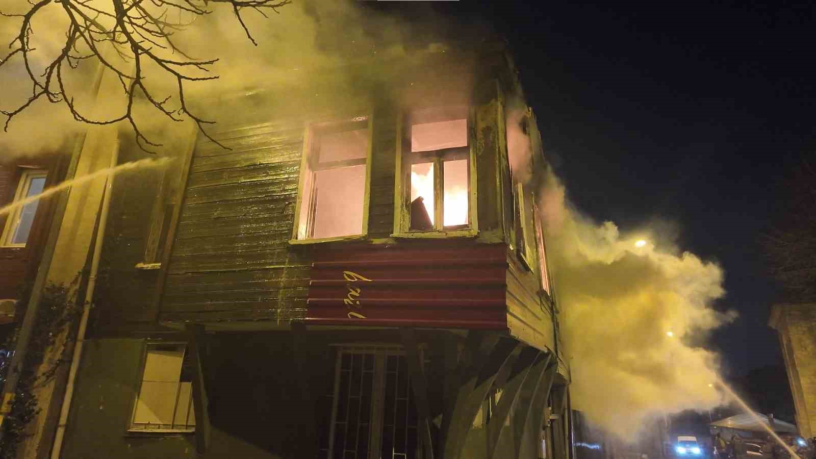 Üsküdar’da tarihi metruk binalarda yangın
