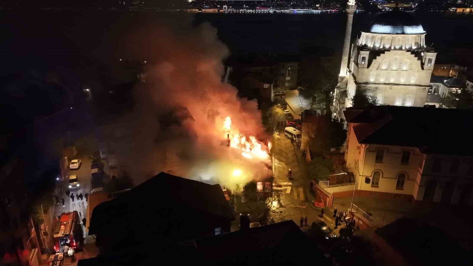 Üsküdar’da tarihi metruk binalarda yangın
