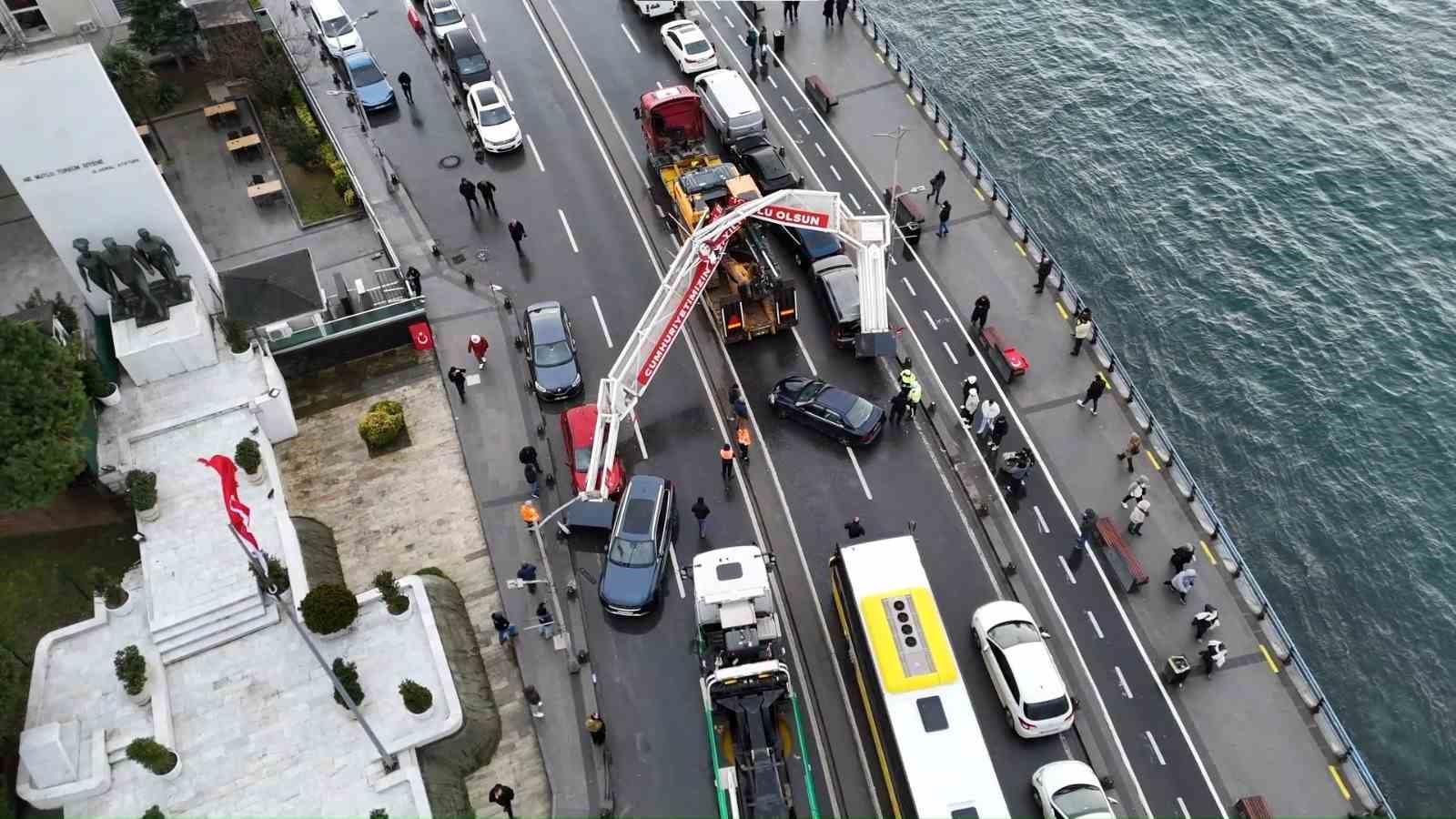 Üsküdar’da tırın üzerindeki ekskavatör tabelaya çarptı: 7 araç zarar gördü
