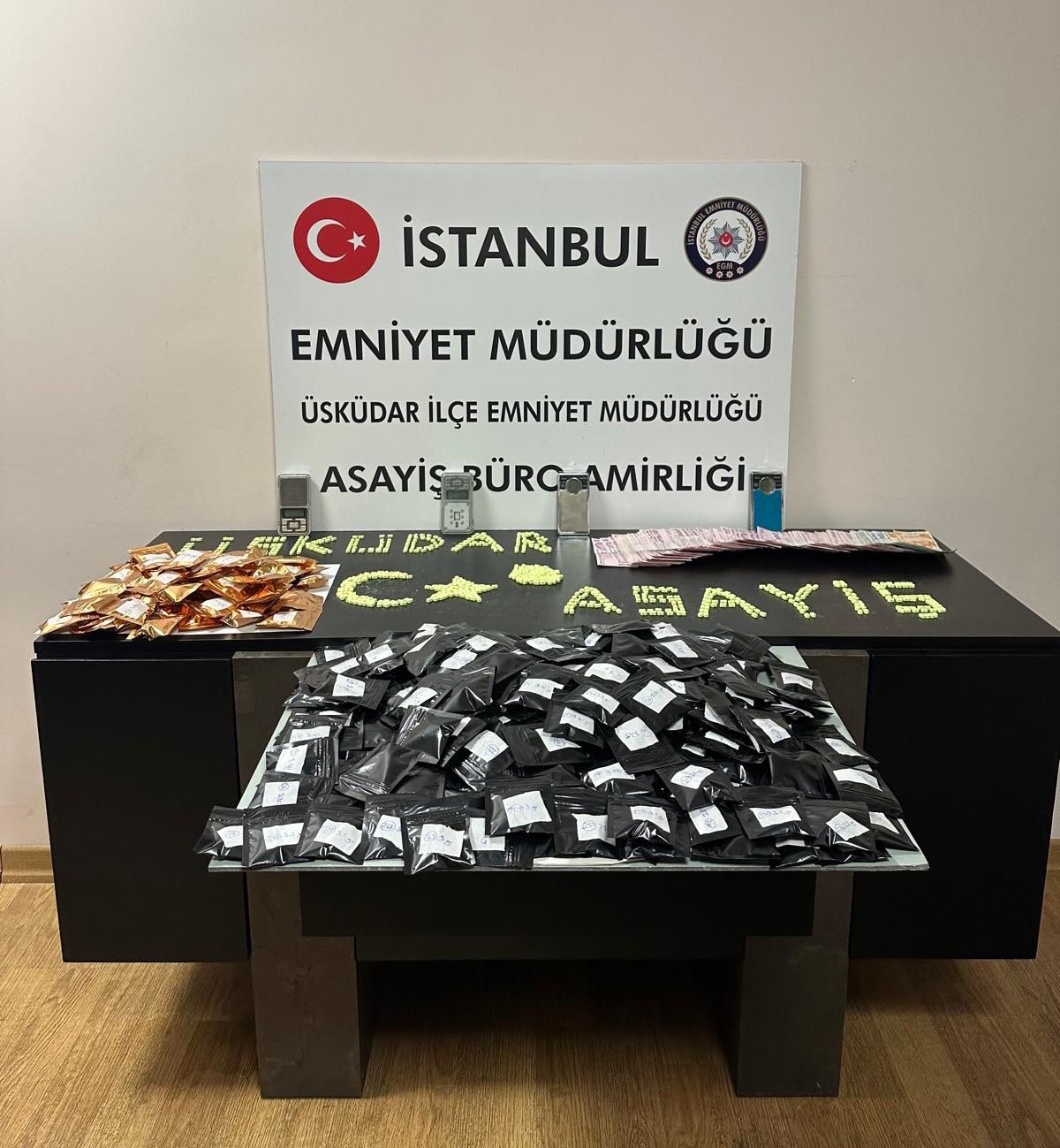 Üsküdar’da uyuşturucu operasyonu: 2 şüpheli kovalamacada kıskıvrak yakalandı
