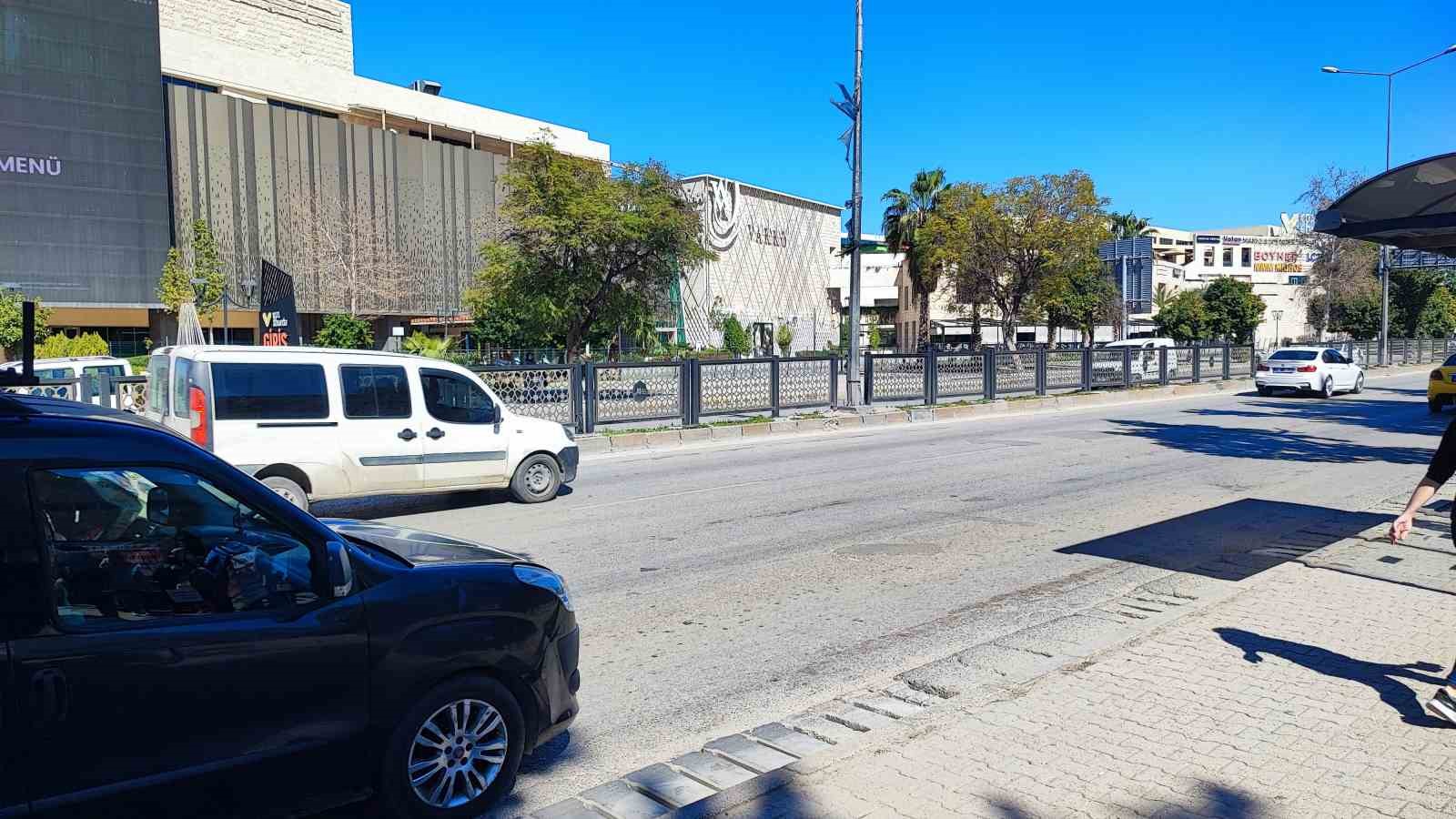 Üst geçit isteyen mahalleli eylem yapıp belediyeye tepki gösterdi
