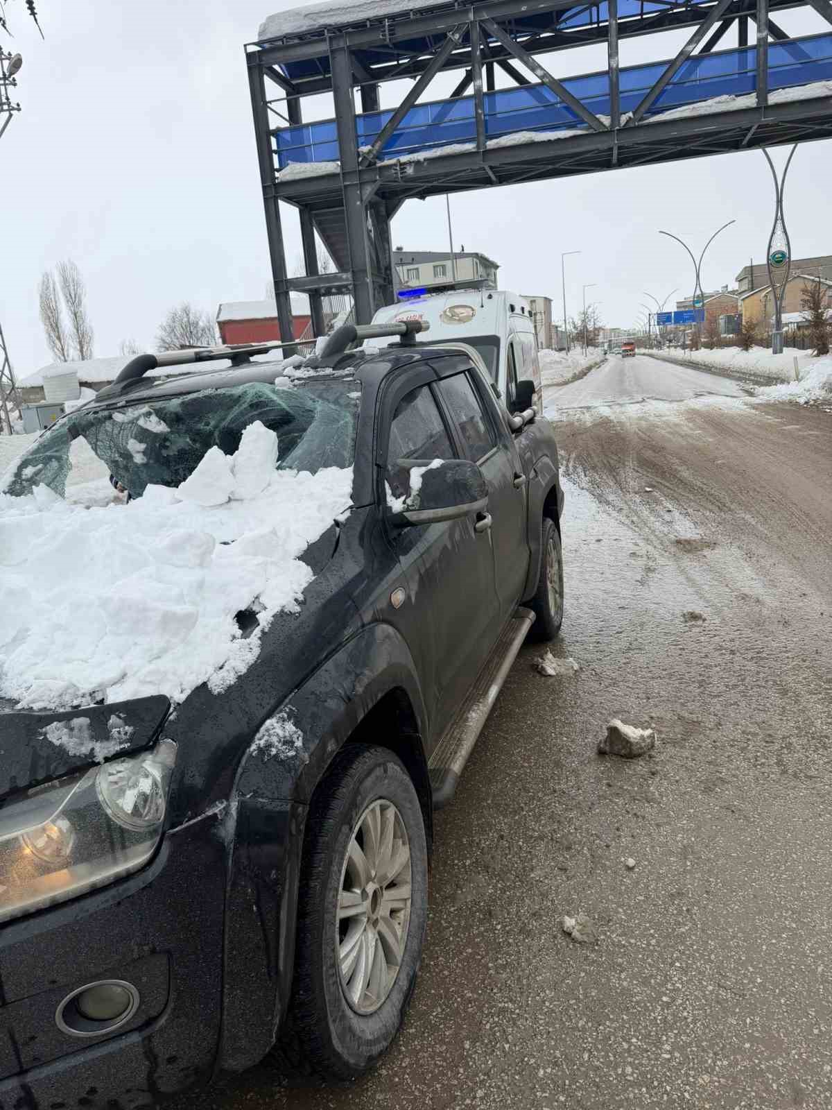Üst geçitten otomobilin üzerine kar kütlesi düştü: 1 yaralı
