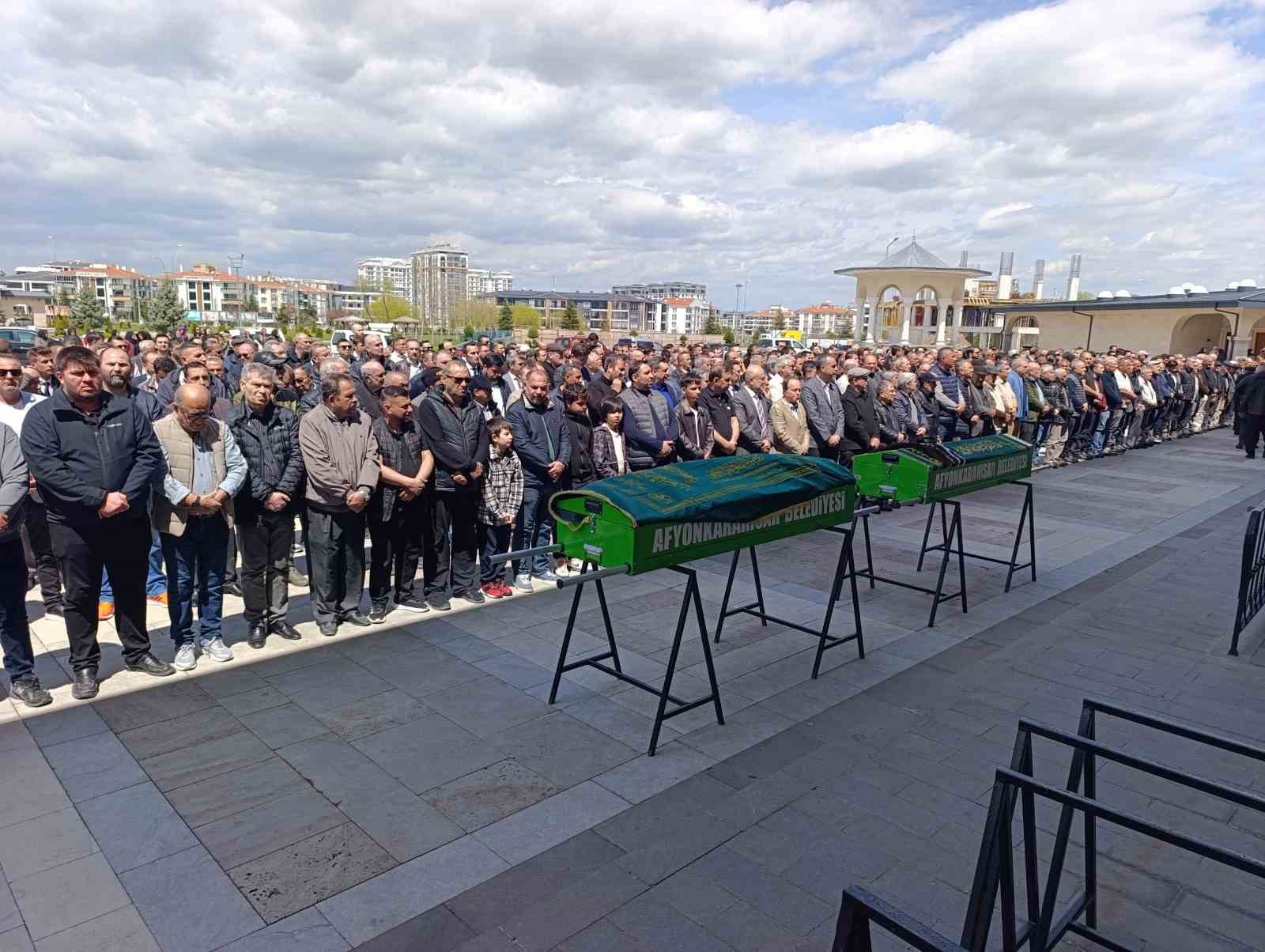 Üst kat komşularının katlettiği çift toprağa verildi
