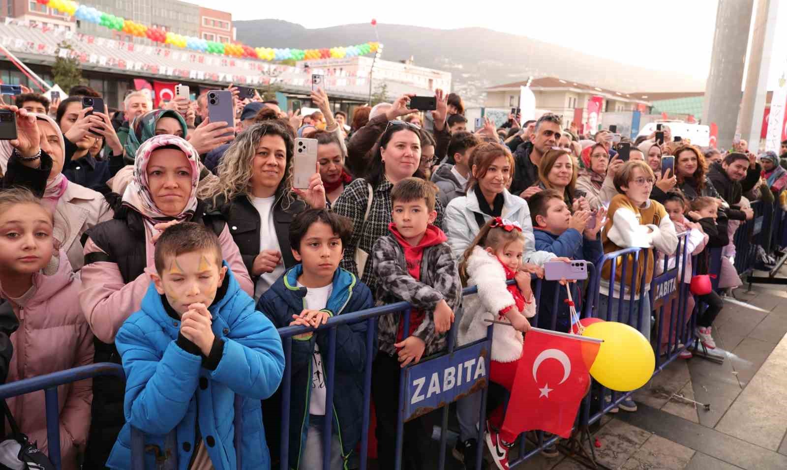 Usta sanatçı Cahit Berkay gençlerle aynı sahneyi paylaştı
