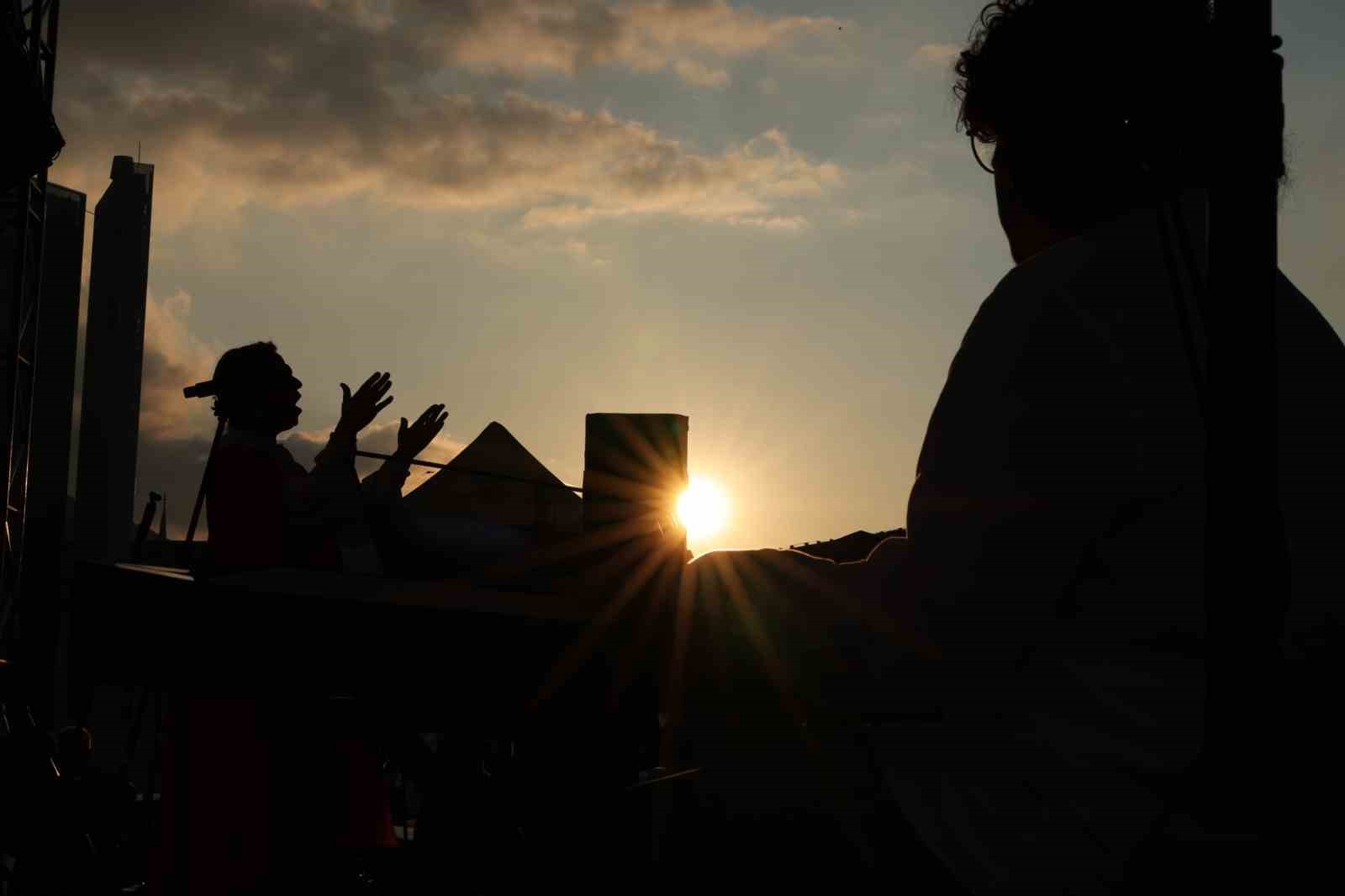 Usta sanatçı Cahit Berkay gençlerle aynı sahneyi paylaştı
