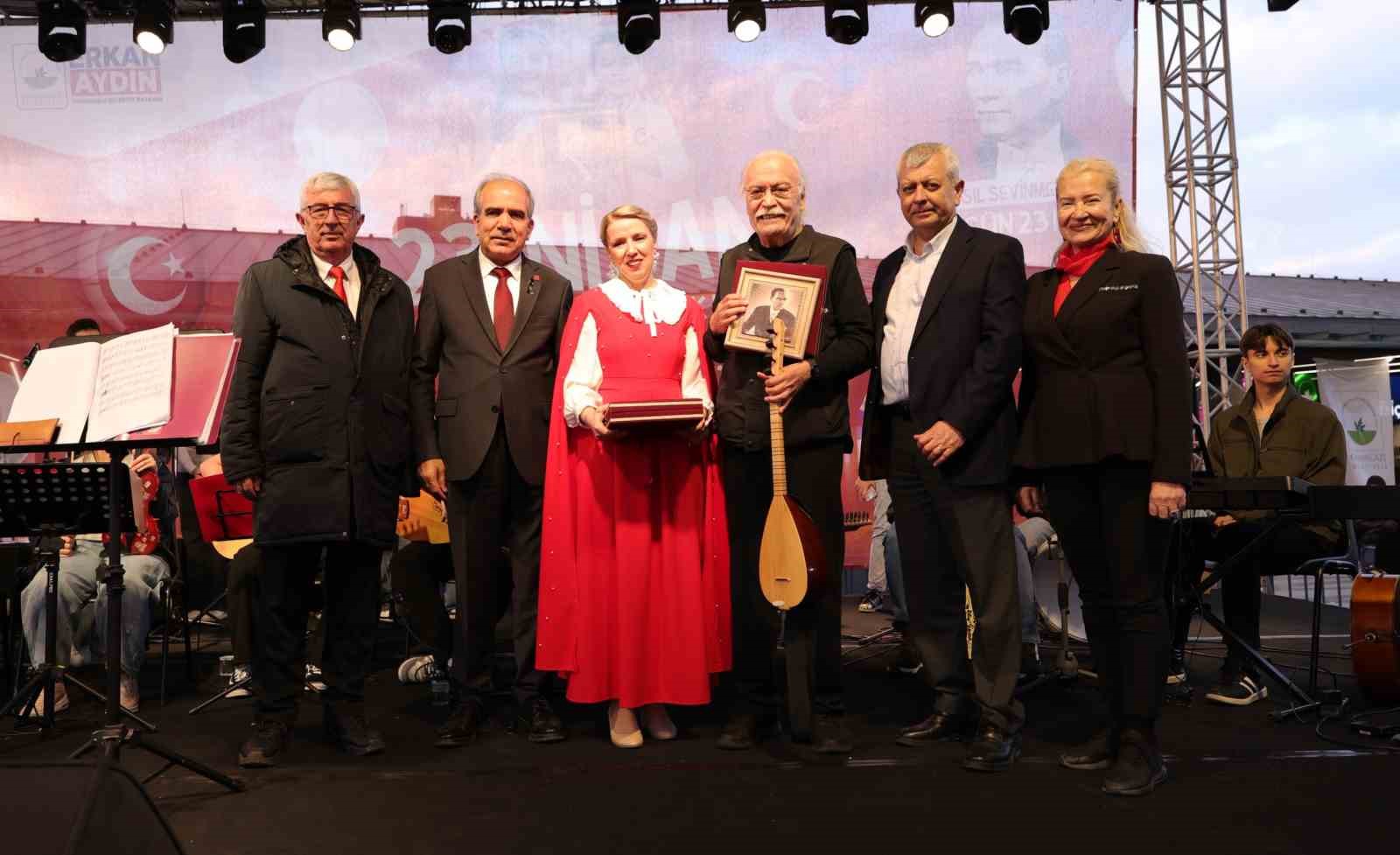 Usta sanatçı Cahit Berkay gençlerle aynı sahneyi paylaştı
