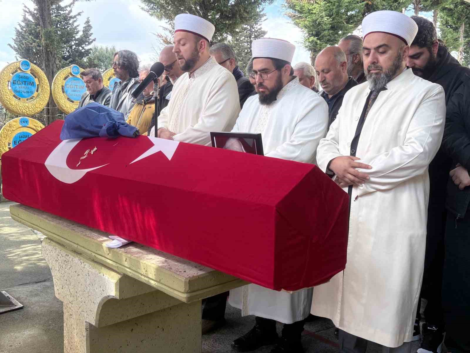 Usta sanatçı Ferdi Atuner son yolculuğuna uğurlandı
