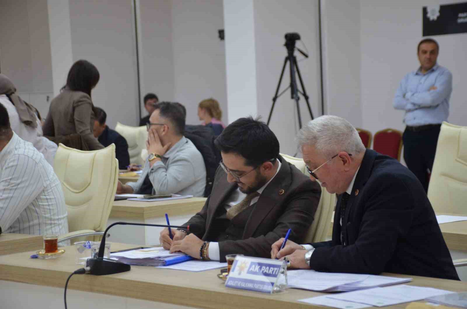 Üyelerin istediği ’İhale ve doğrudan temin dosyaları’ gelmemesi tartışması Meclise taşındı
Üyelerin istediği ’İhale ve doğrudan temin dosyaları’ gelmemesi tartışması Meclise taşındı