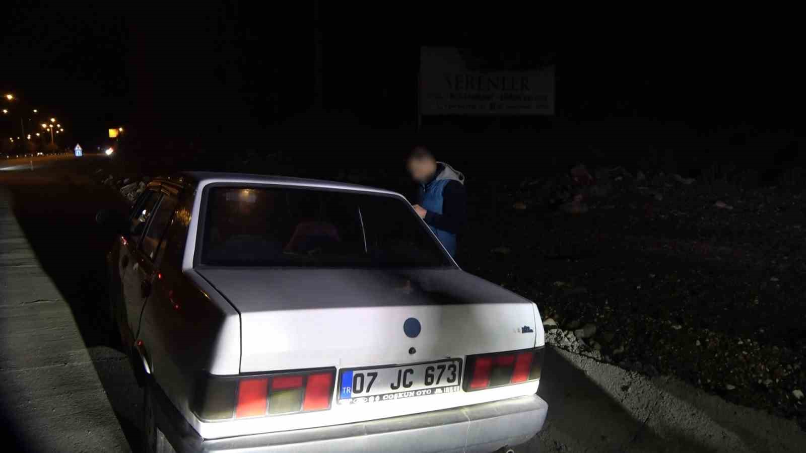 Uygulama noktasına gelmeden otomobilini park etti, sürücünün kendisi olmadığını iddia etti
